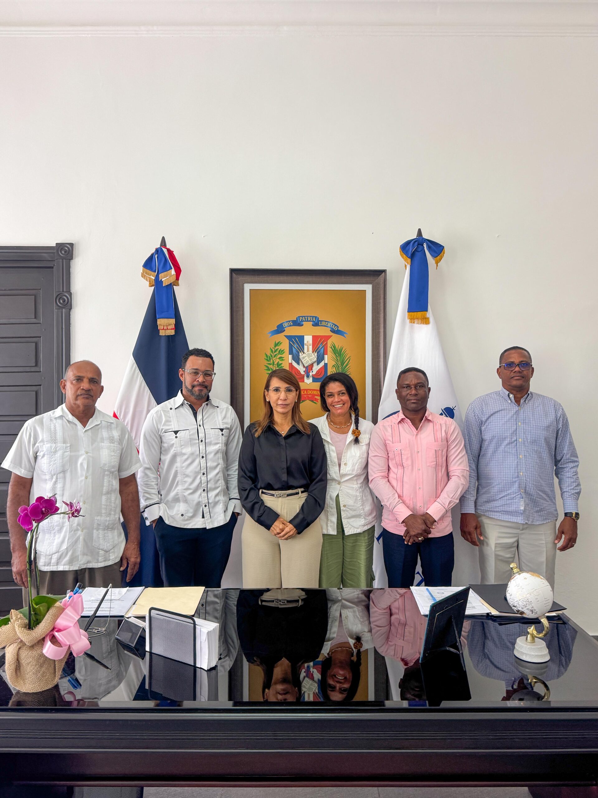 Gobernadora Claritza Rochtte se reúne con líderes comunitarios de Puerto Plata