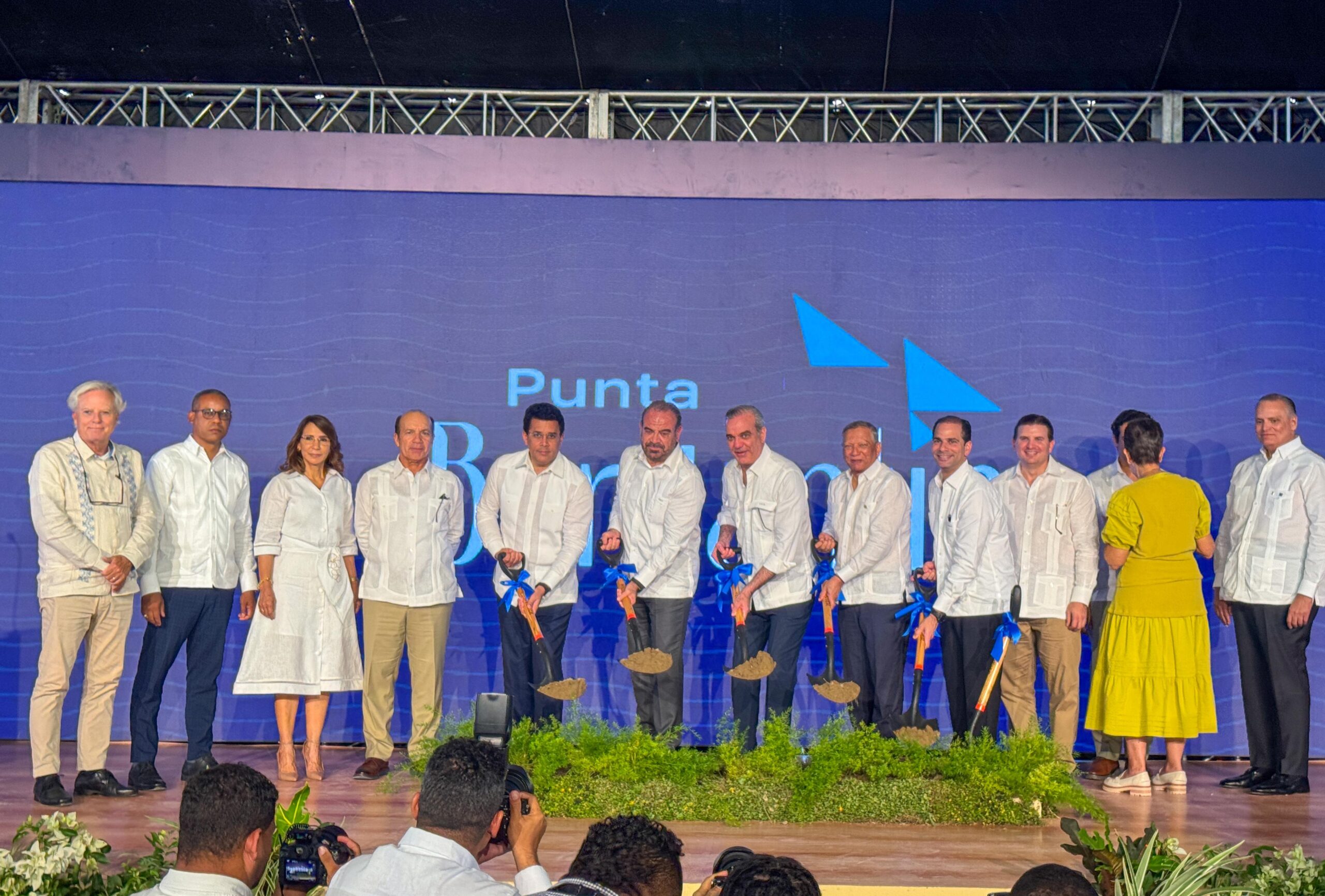 Gobernadora Claritza Rochtte acompaña al presidente Luis Abinader en primer picazo del Hotel Meliá en Punta Bergantín