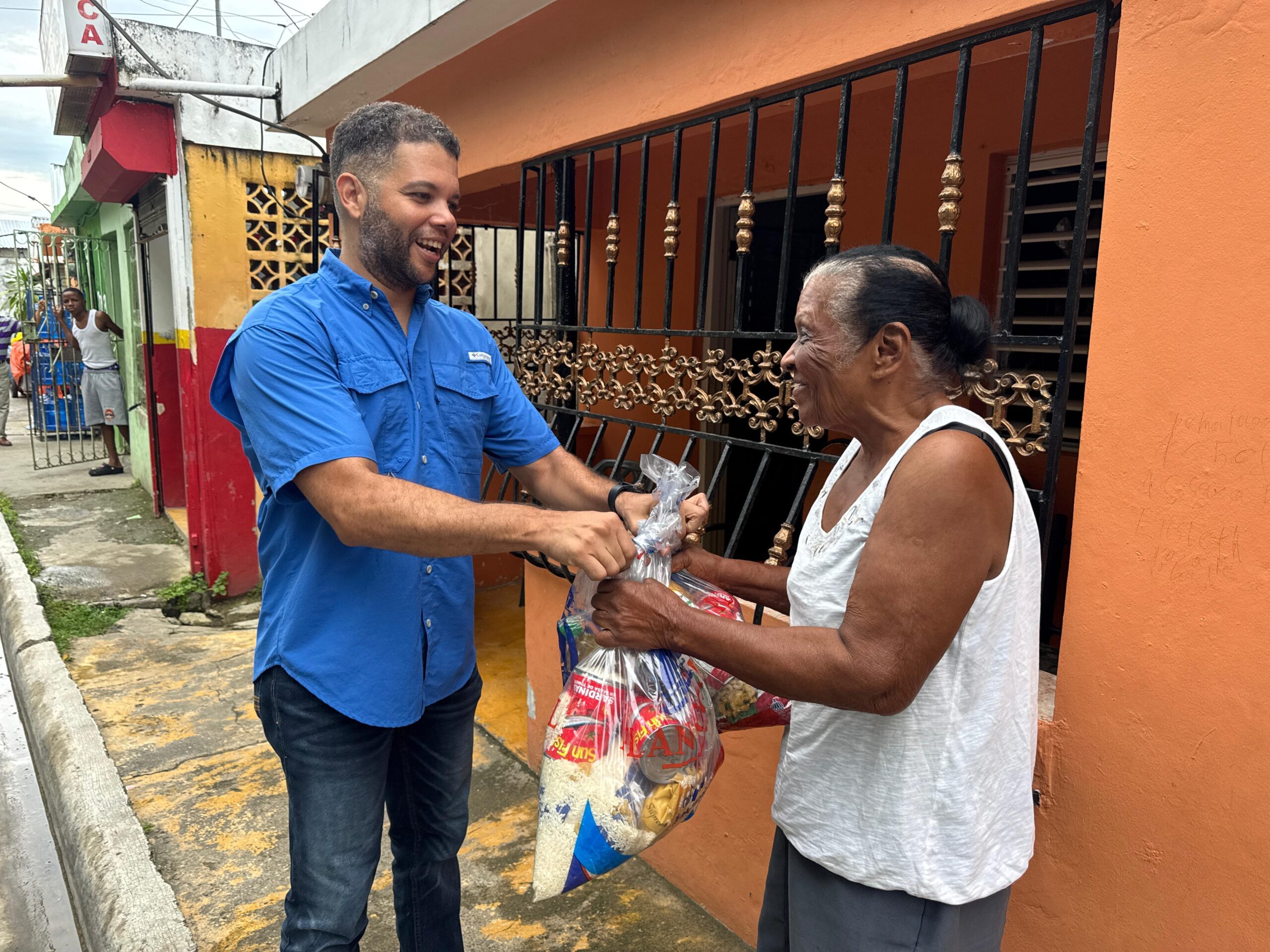 Gobernación de Puerto Plata realiza amplio operativo de entrega de raciones alimenticias en comunidades vulnerables