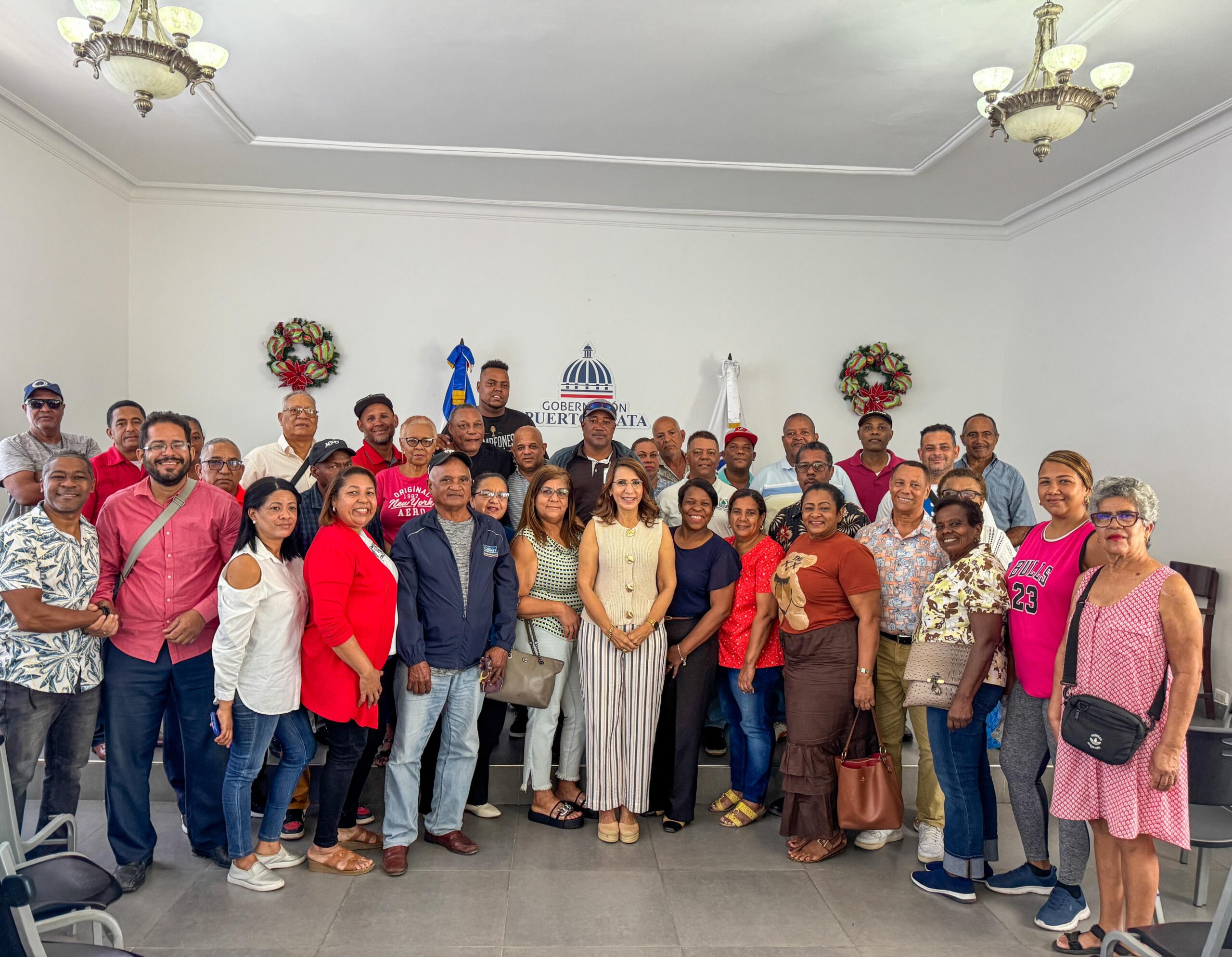 Gobernadora Claritza Rochtte encabeza entrega de Bonos Navideños en San Felipe de Puerto Plata