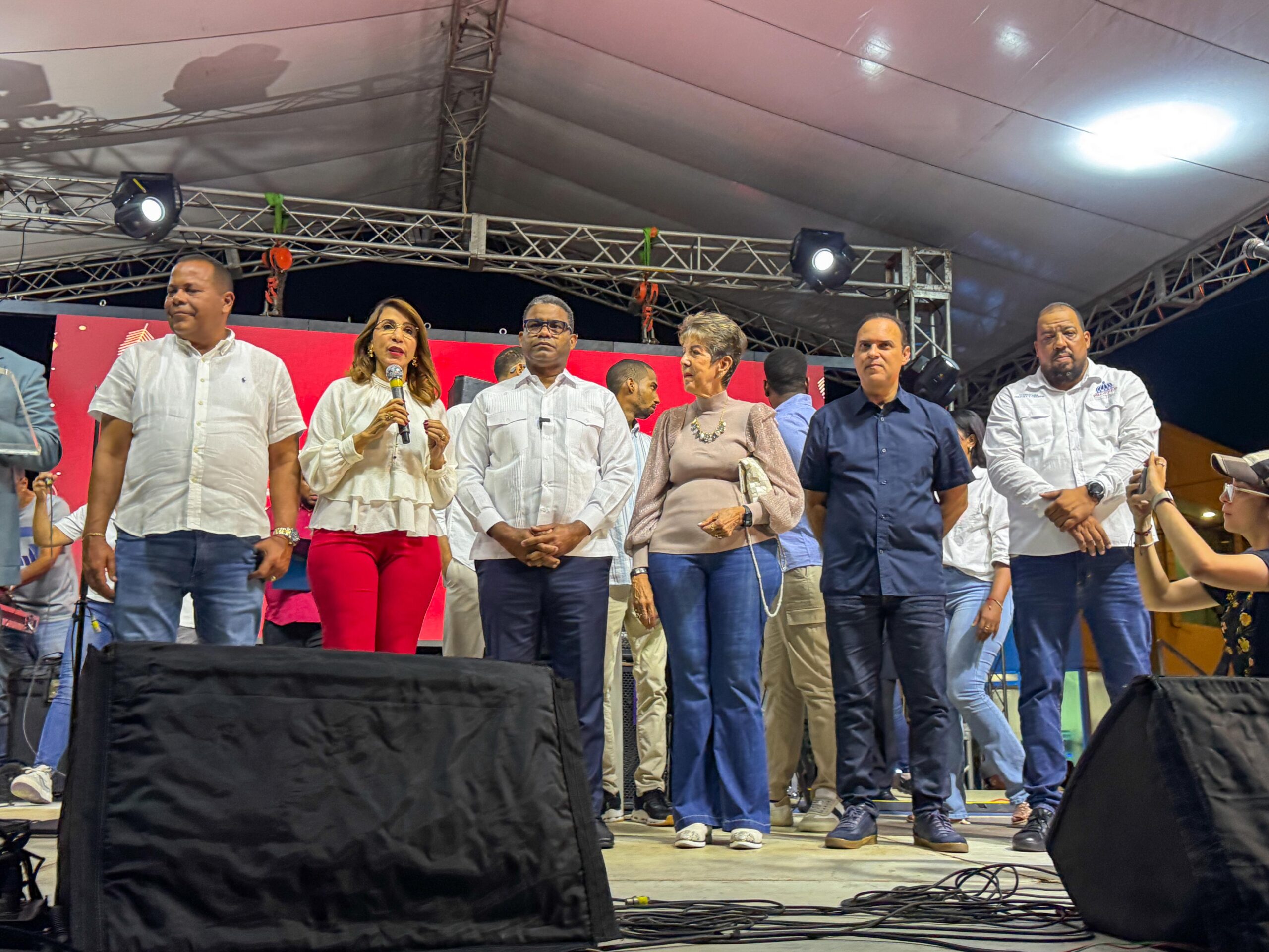 Gobernadora Claritza Rochtte participa en alegre encendido navideño en el Parque Central