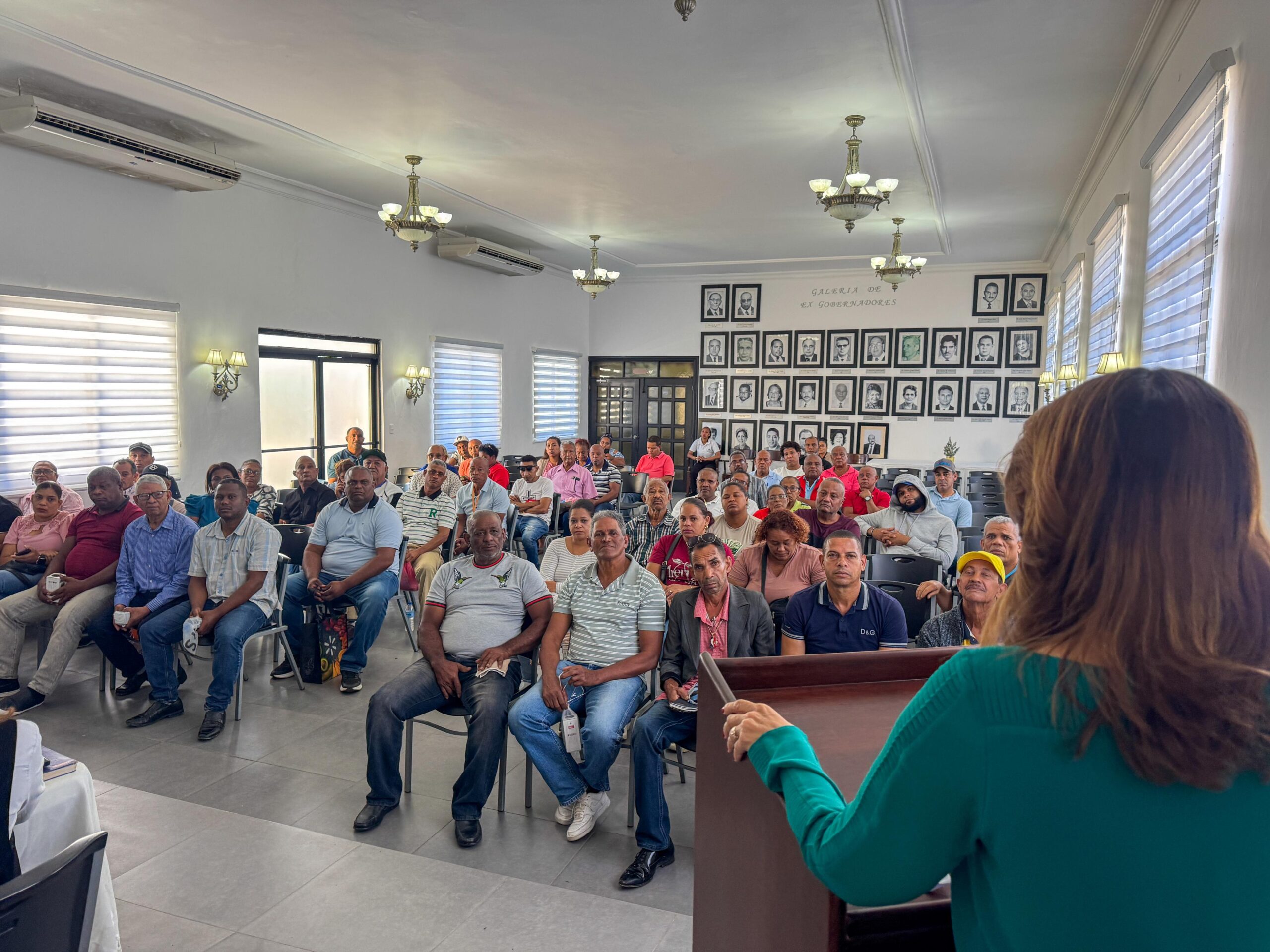 Gobernadora Claritza Rochtte continúa entrega de bonos navideños a juntas de vecinos de la provincia de Puerto Plata
