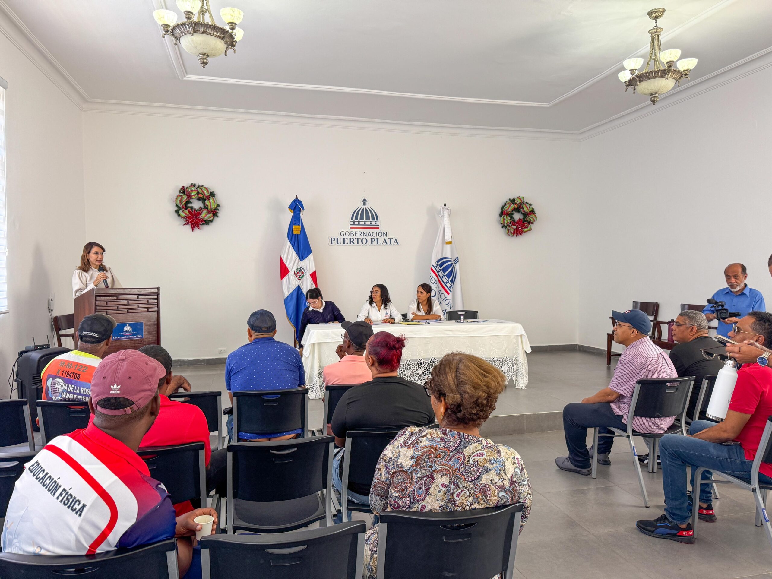 Gobernadora Claritza Rochtte continúa entrega de bonos navideños a juntas de vecinos en Puerto Plata