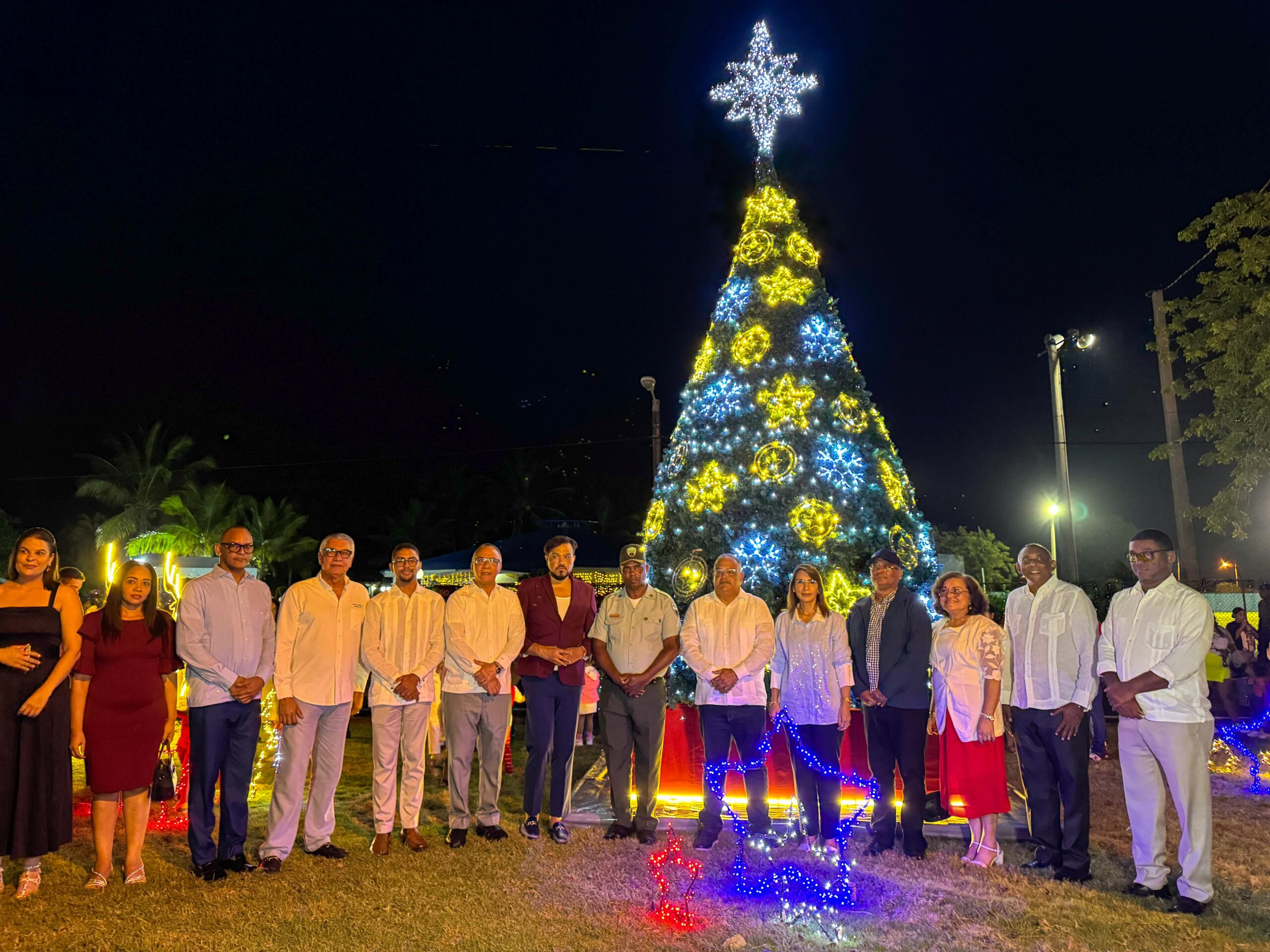 Gobernadora Claritza Rochtte participa en el encendido del árbol navideño en la Base Aérea de Puerto Plata