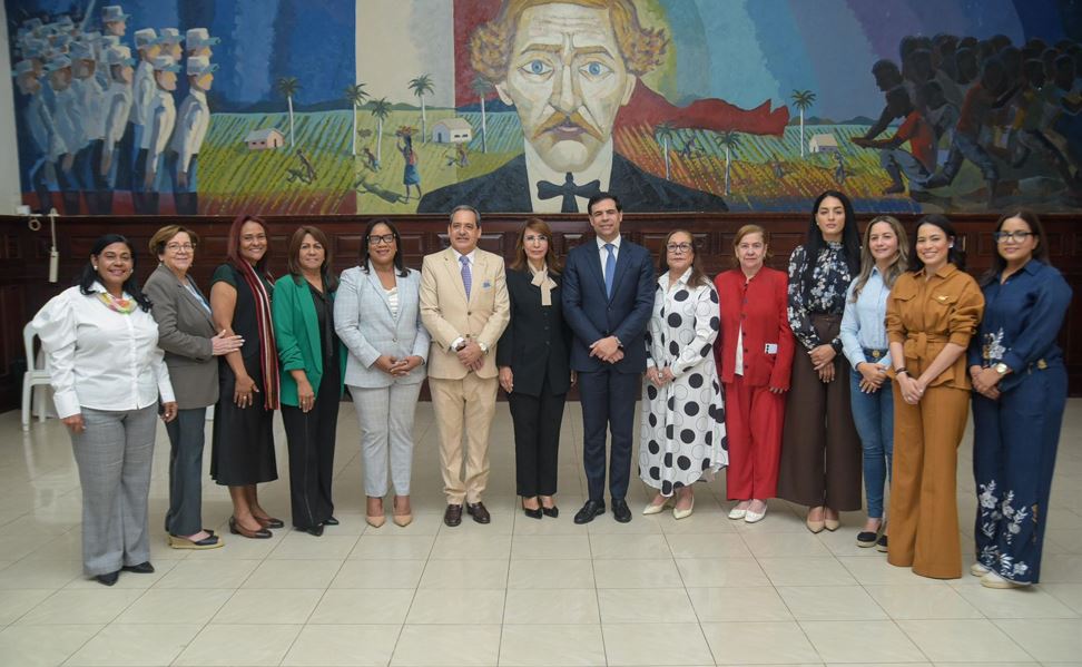 Gobernadora de Puerto Plata participa en importante encuentro con el Ministro de Cultura y gobernadoras del Cibao