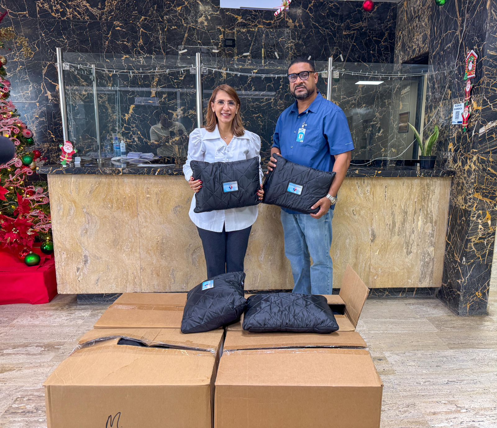 Gobernadora Claritza Rochtte entrega colchas a instituciones de salud y asistencia social en Puerto Plata