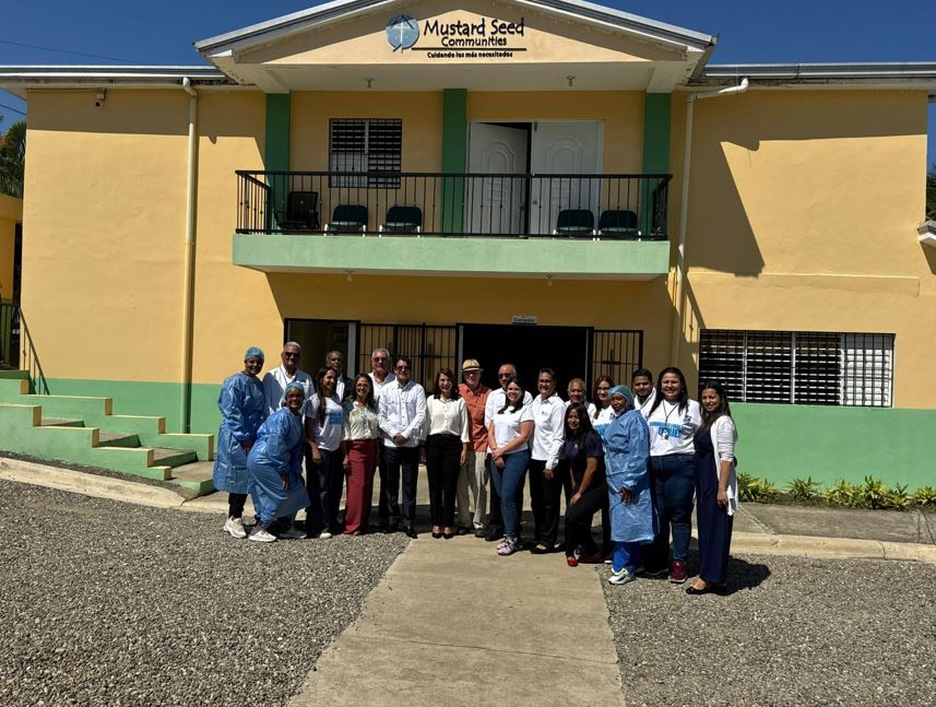 Gobernadora Claritza Rochtte acompaña Operativo Odontológico en la Fundación Mustard Seed en Sosúa