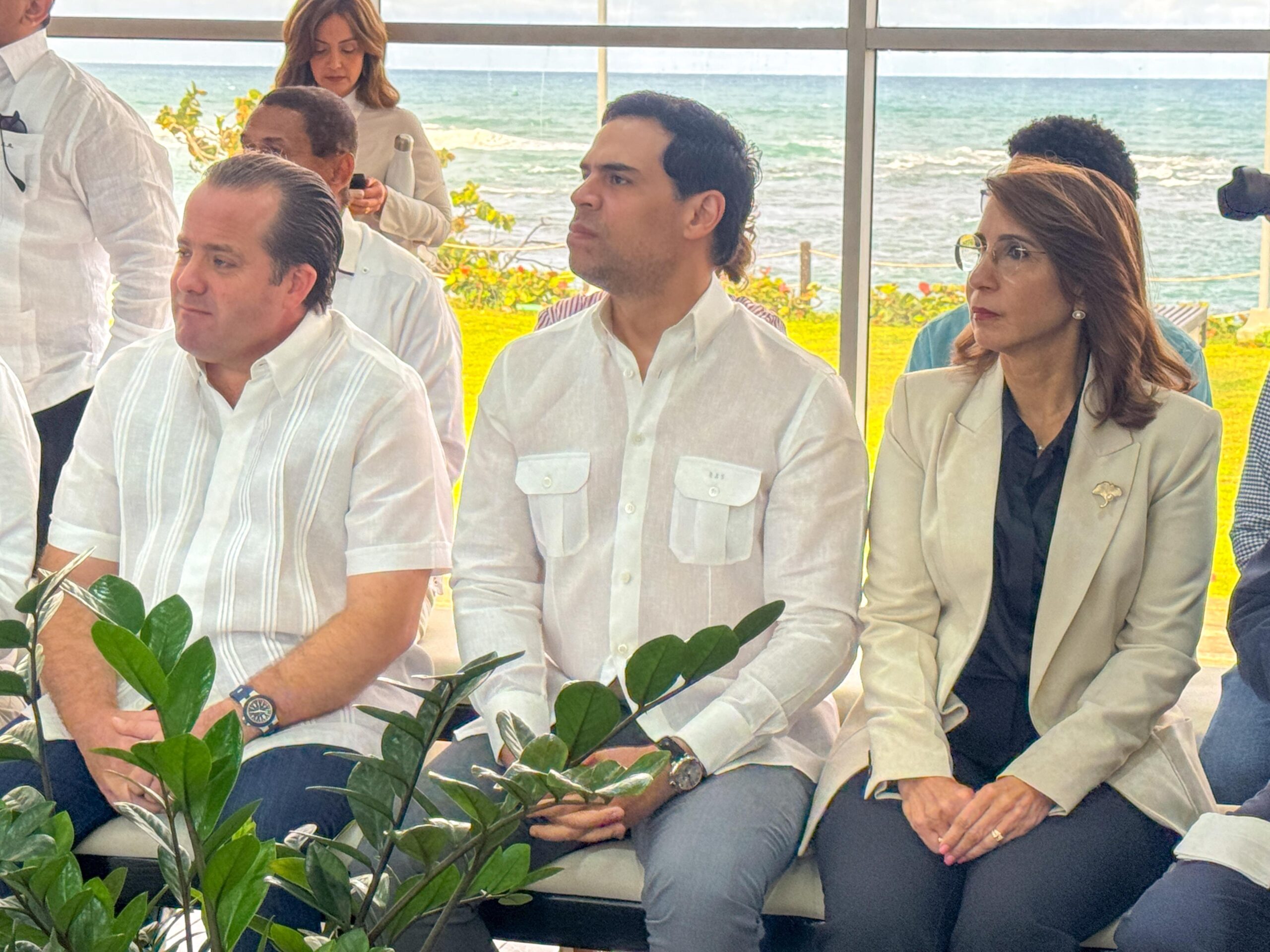 Gobernadora Claritza Rochtte acompaña a ministros en recorrido por el Anfiteatro de Puerto Plata