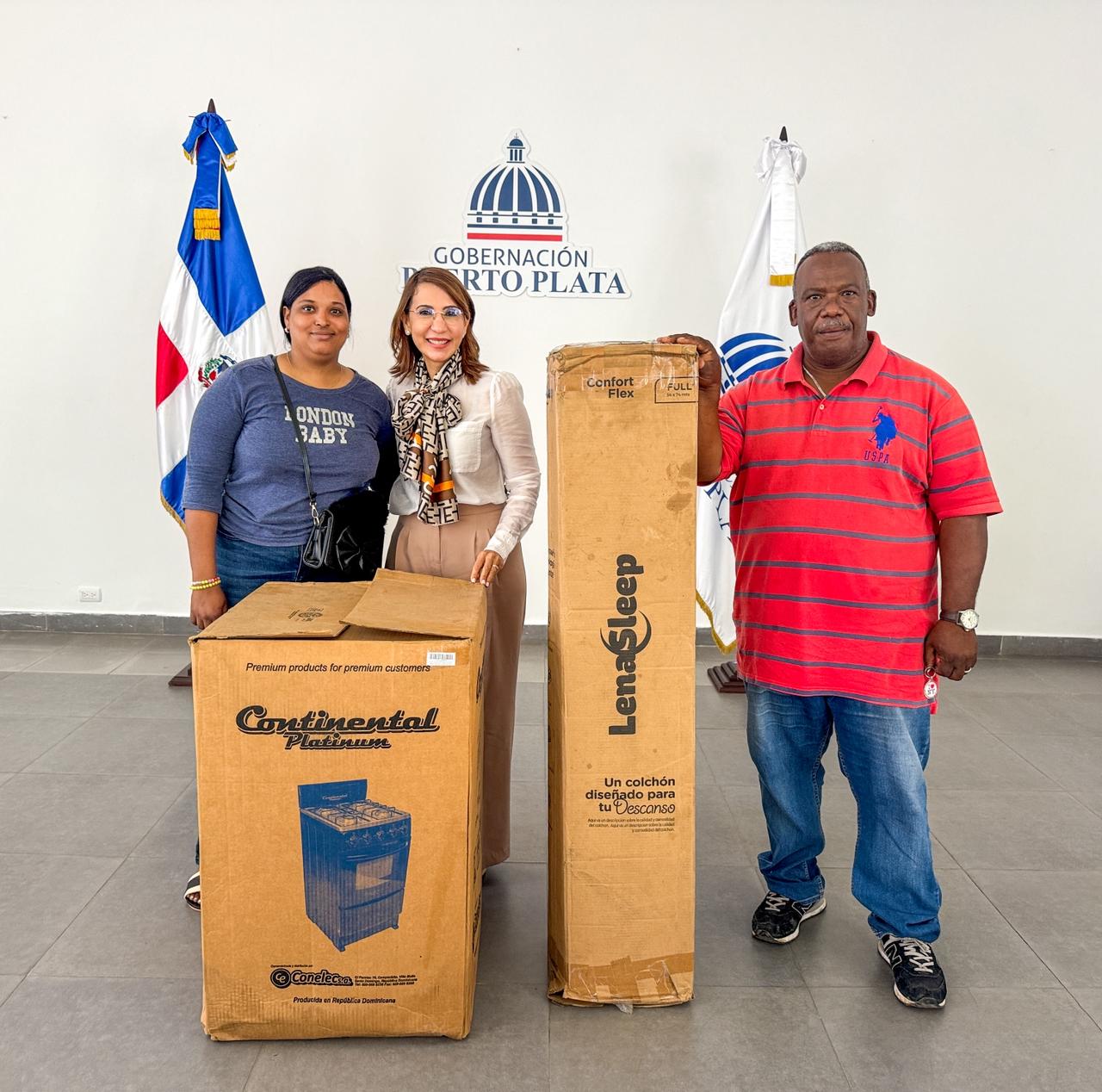 Gobernadora Claritza Rochtte entrega ayudas a mujer afectada por incendio en Puerto Plata