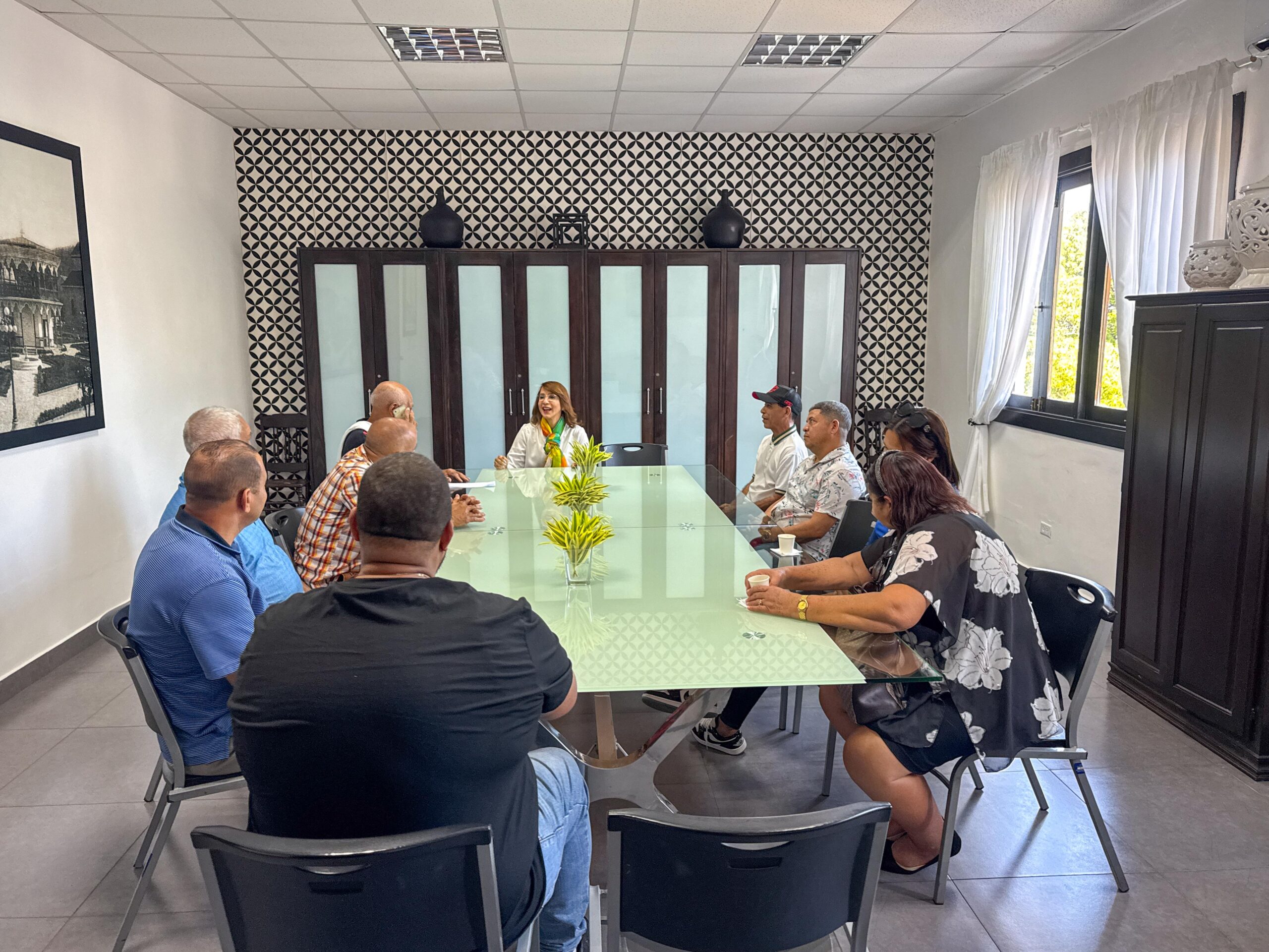 Gobernadora recibe comisión de Sabana Grande para atender demandas comunitarias