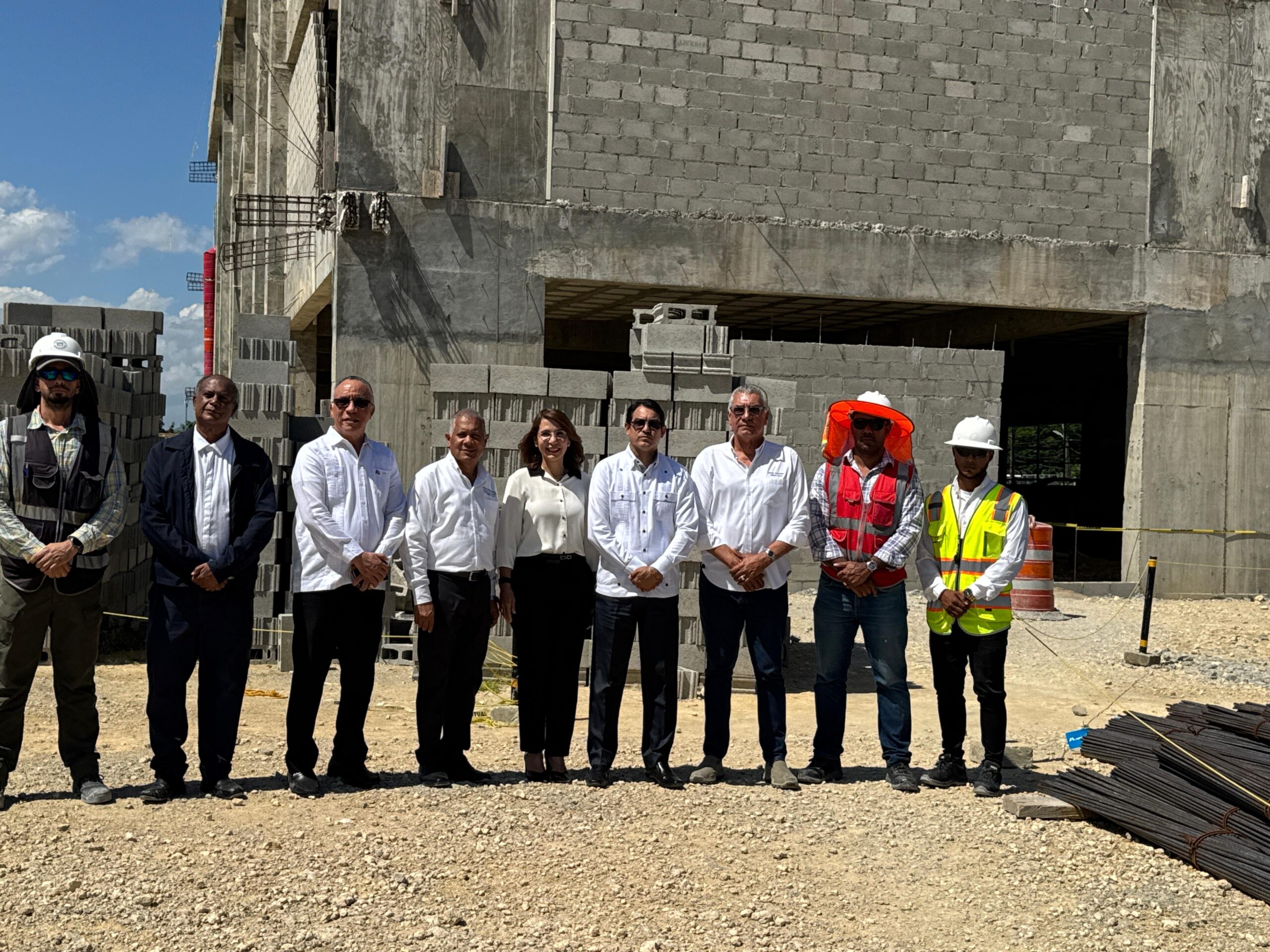 Gobernadora Claritza Rochtte supervisa construcción y remozamiento de hospitales en Sosúa y Montellano