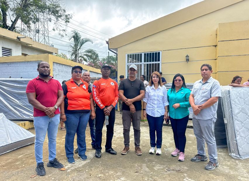 Gobernadora Claritza Rochtte y DASAC asisten a familias afectadas por lluvias en Sabaneta de Yásica