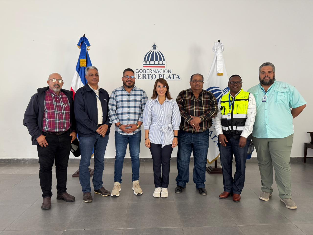 Gobernadora Claritza Rochtte supervisa levantamientos junto al INDRHI en Playa Chiquita, Sosúa