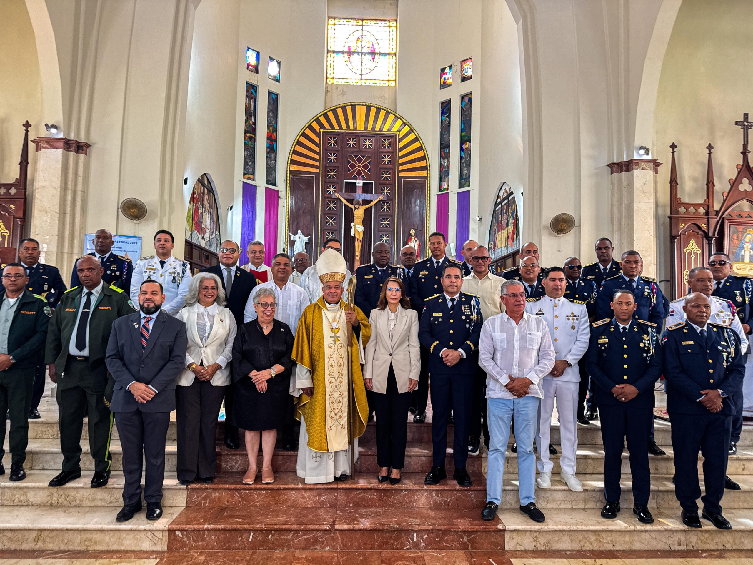 Gobernadora Claritza Rochtte participa en eucaristía por el 90.º aniversario de la Policía Nacional