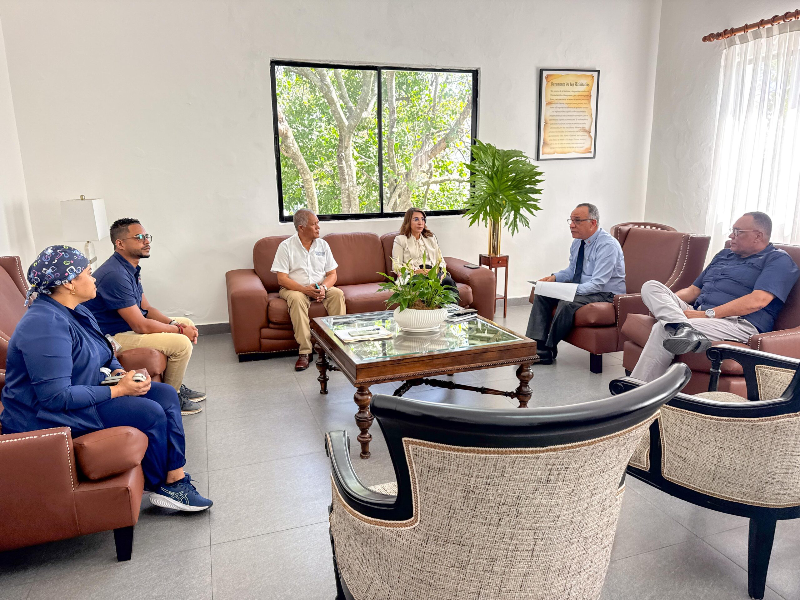 Gobernadora Claritza Rochtte sostiene reunión de coordinación con director provincial de Salud ante situación por lluvias