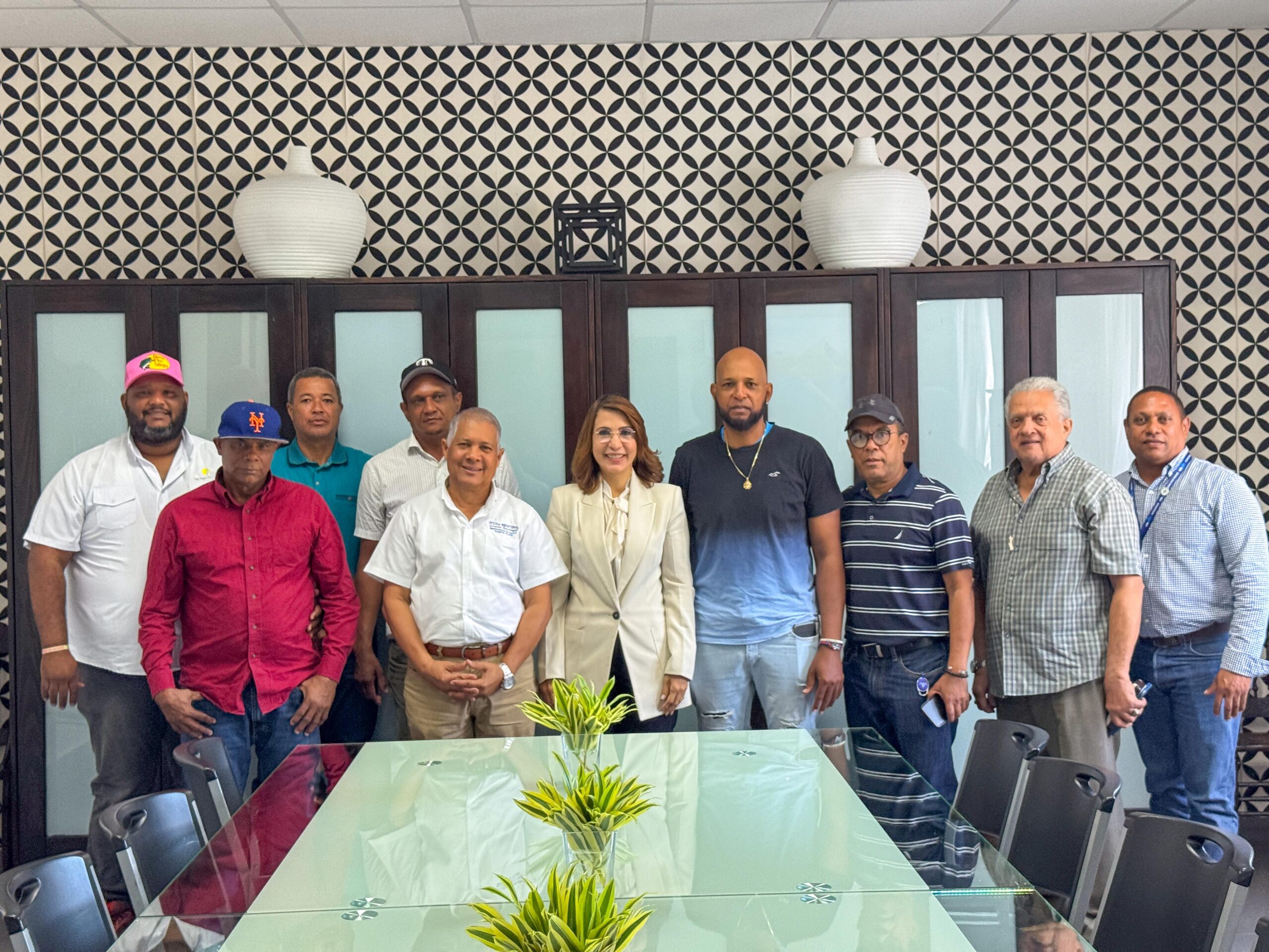 Gobernadora Claritza Rochtte sostiene encuentro con comunitarios de la parte sur de San Felipe de Puerto Plata