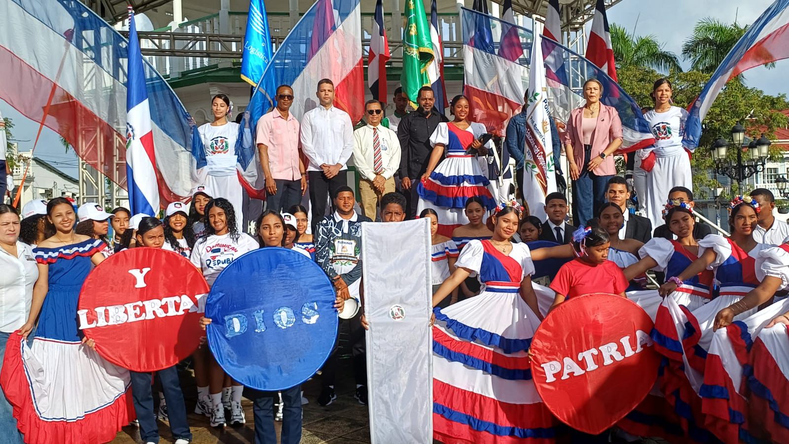 Acto de izamiento de bandera en conmemoración del Trimestre de la Patria
