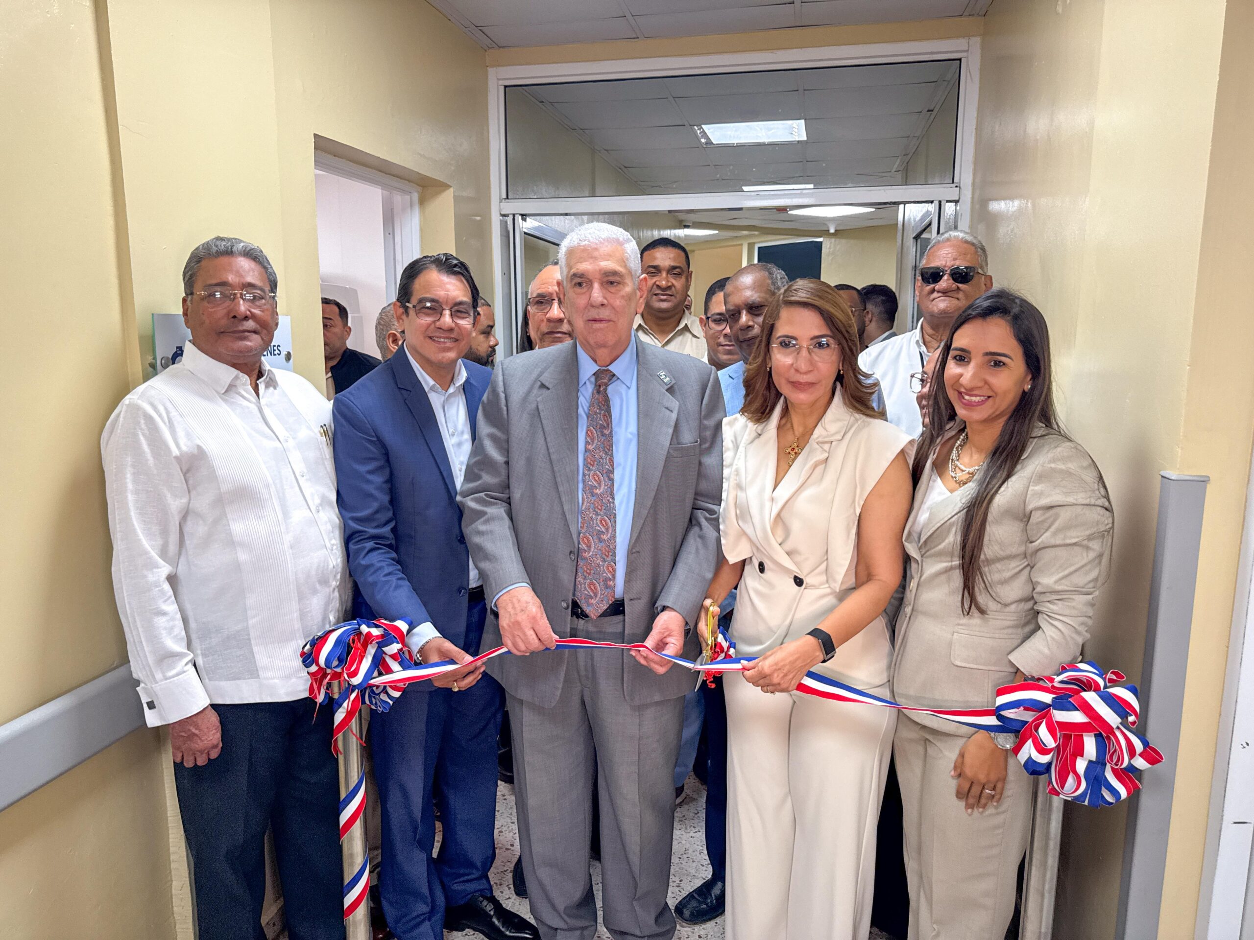 Gobernadora y autoridades del SNS inauguran área de imágenes dentales en el Ricardo Limardo