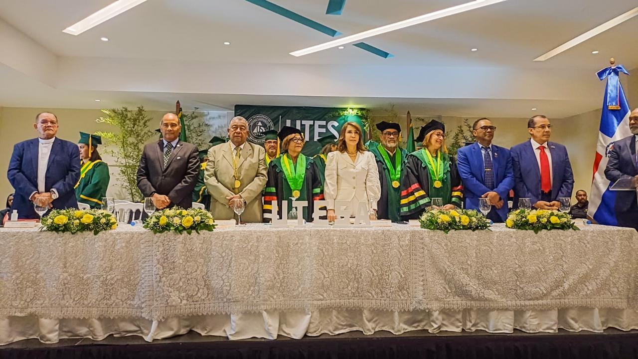 Gobernadora Claritza Rochtte asiste a la 49ª graduación ordinaria de UTESA en Puerto Plata