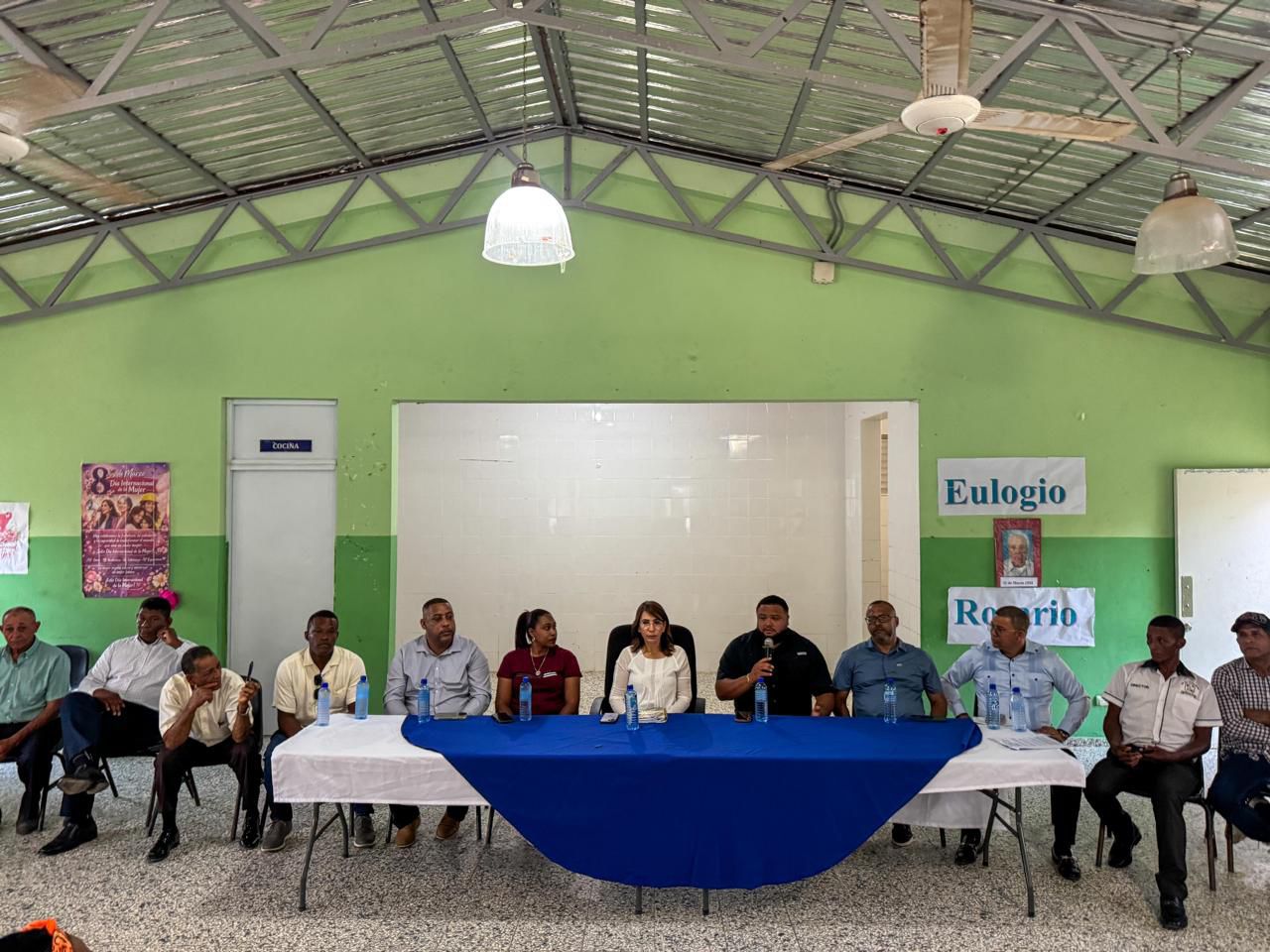 Gobernadora recorre Luperón y anuncia reparación de camino vecinal hacia Cambiaso