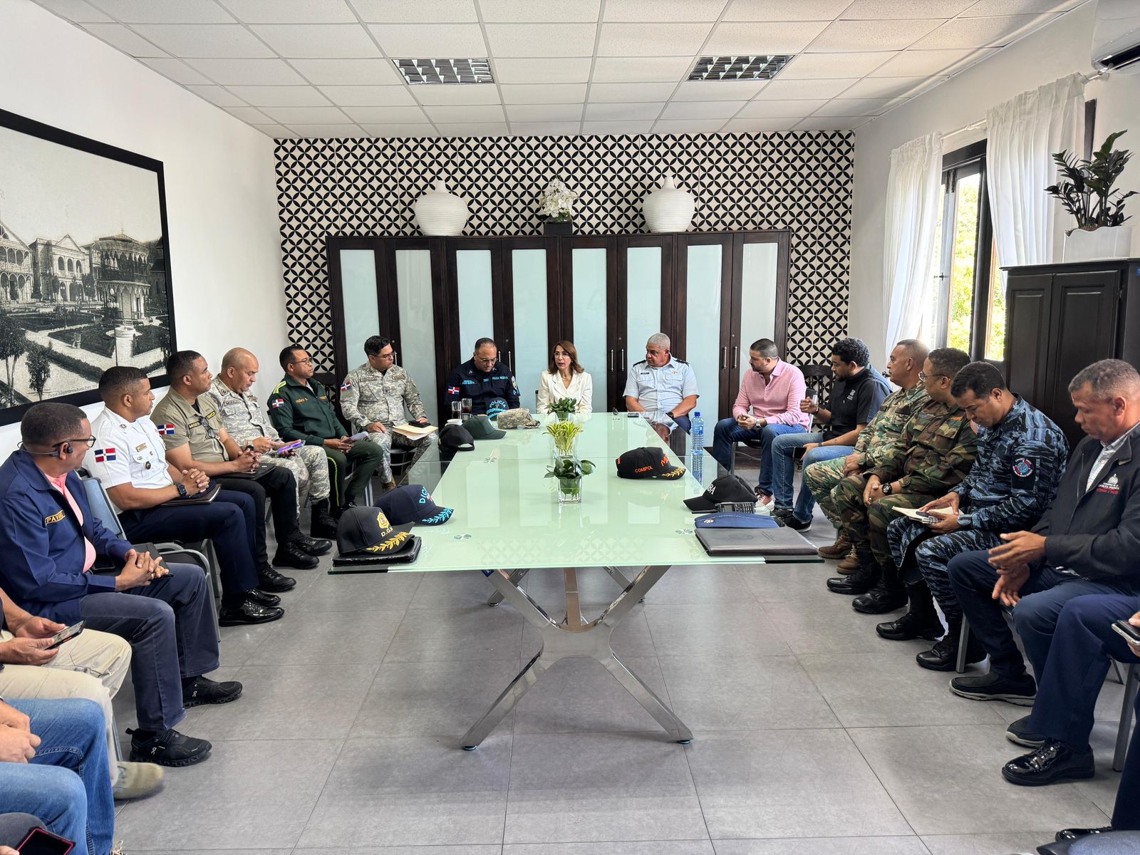 Gobernadora y altos mandos militares impulsan coordinación por la seguridad provincial