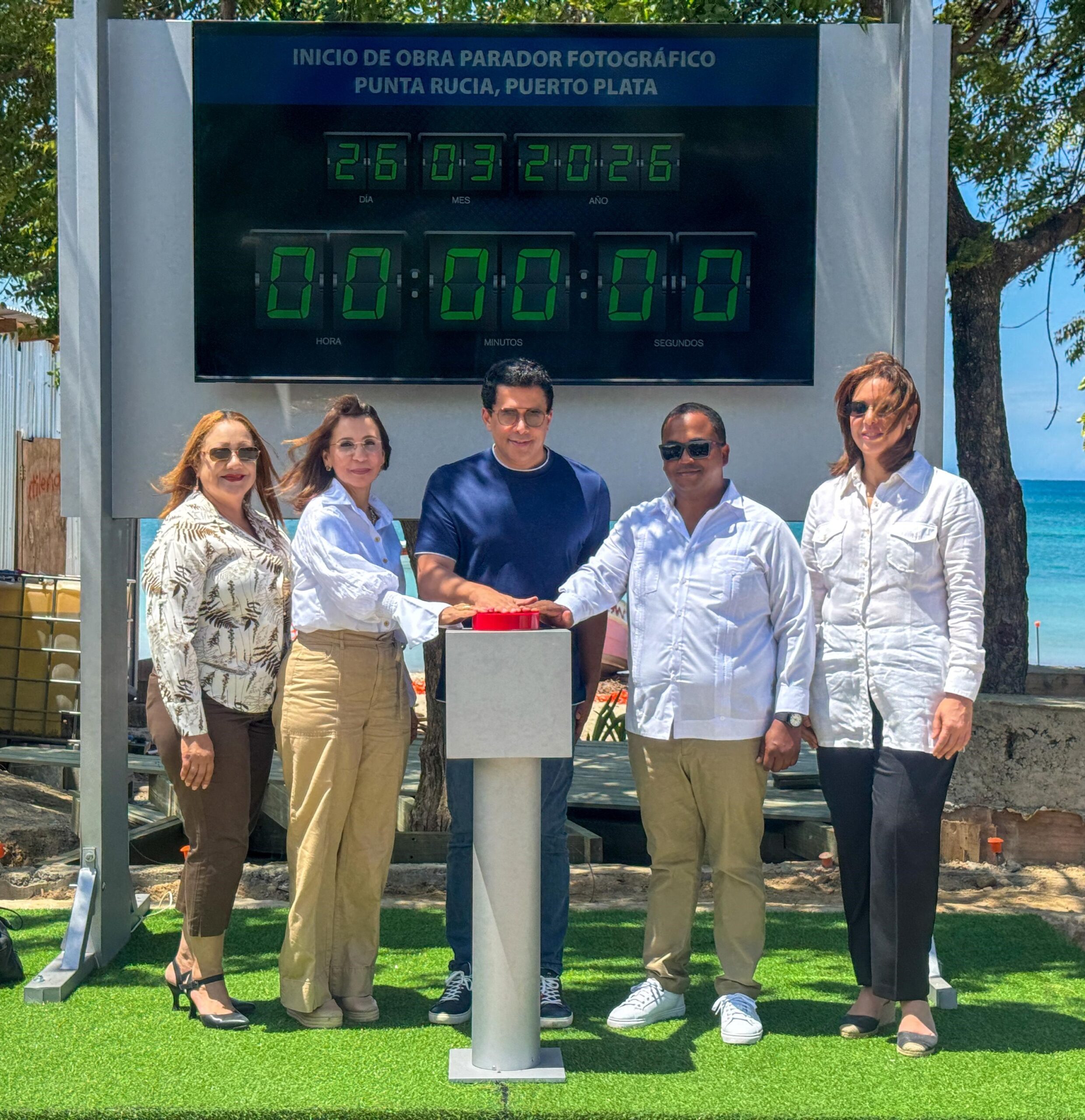 Gobernadora Claritza Rochtte y Ministro Collado encabezan primer picazo en Punta Rucia y La Ensenada