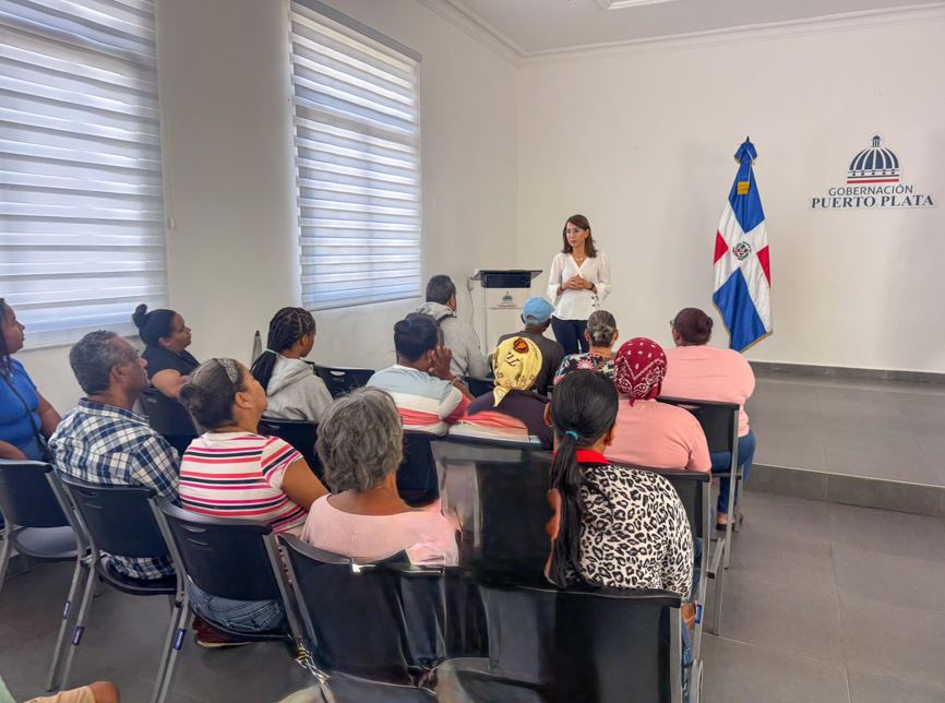 Gobernadora Claritza Rochtte entrega Kits de Habichuelas con Dulce a Personas envejecientes en Puerto Plata