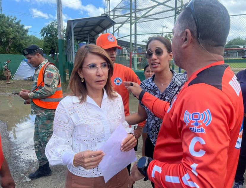 Claritza Rochtte y José Ignacio Paliza coordinan entrega de ayudas a damnificados en Montellano