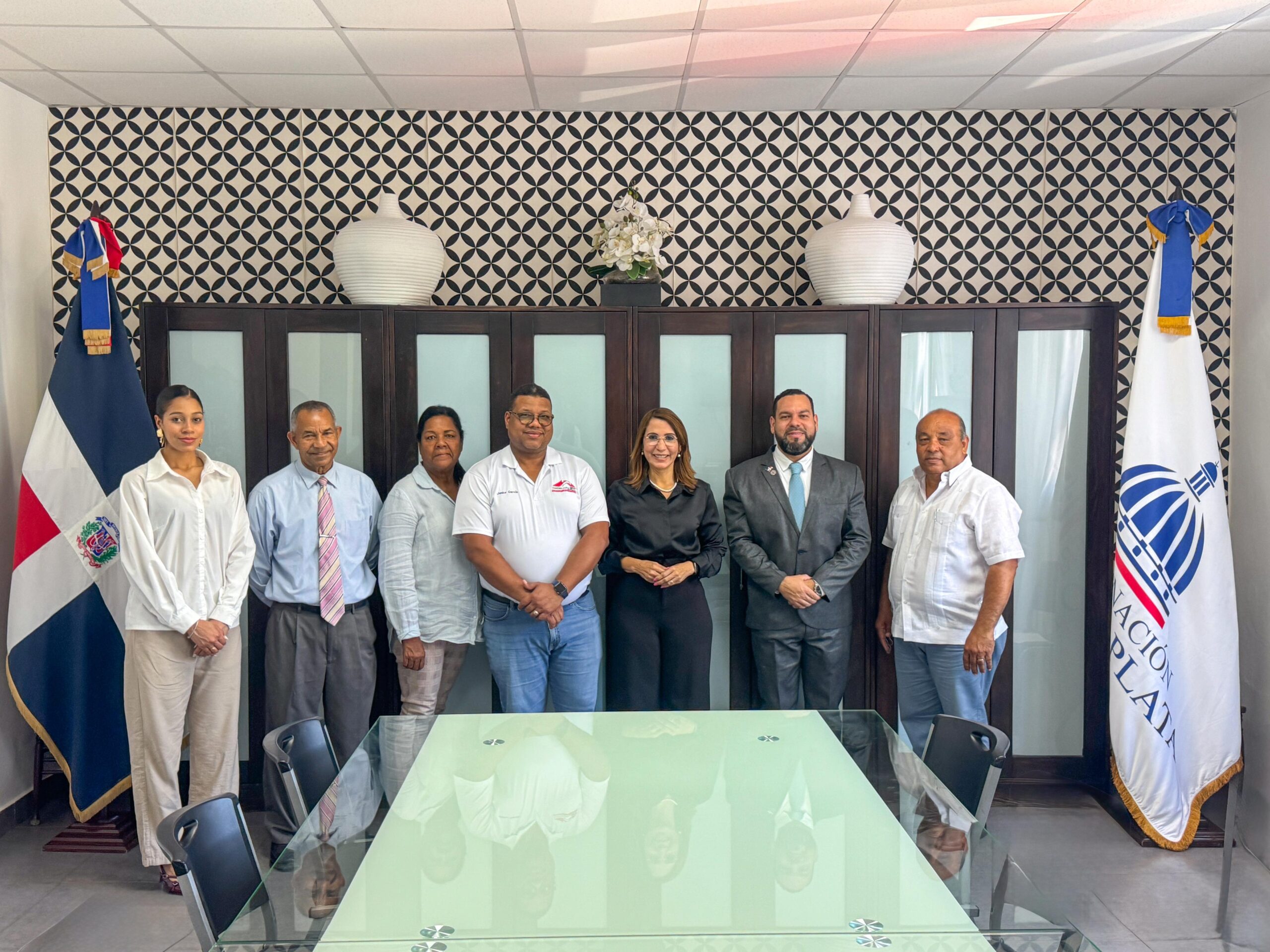 Gobernadora Claritza Rochtte recibe comisión del Colegio de Abogados en Puerto Plata