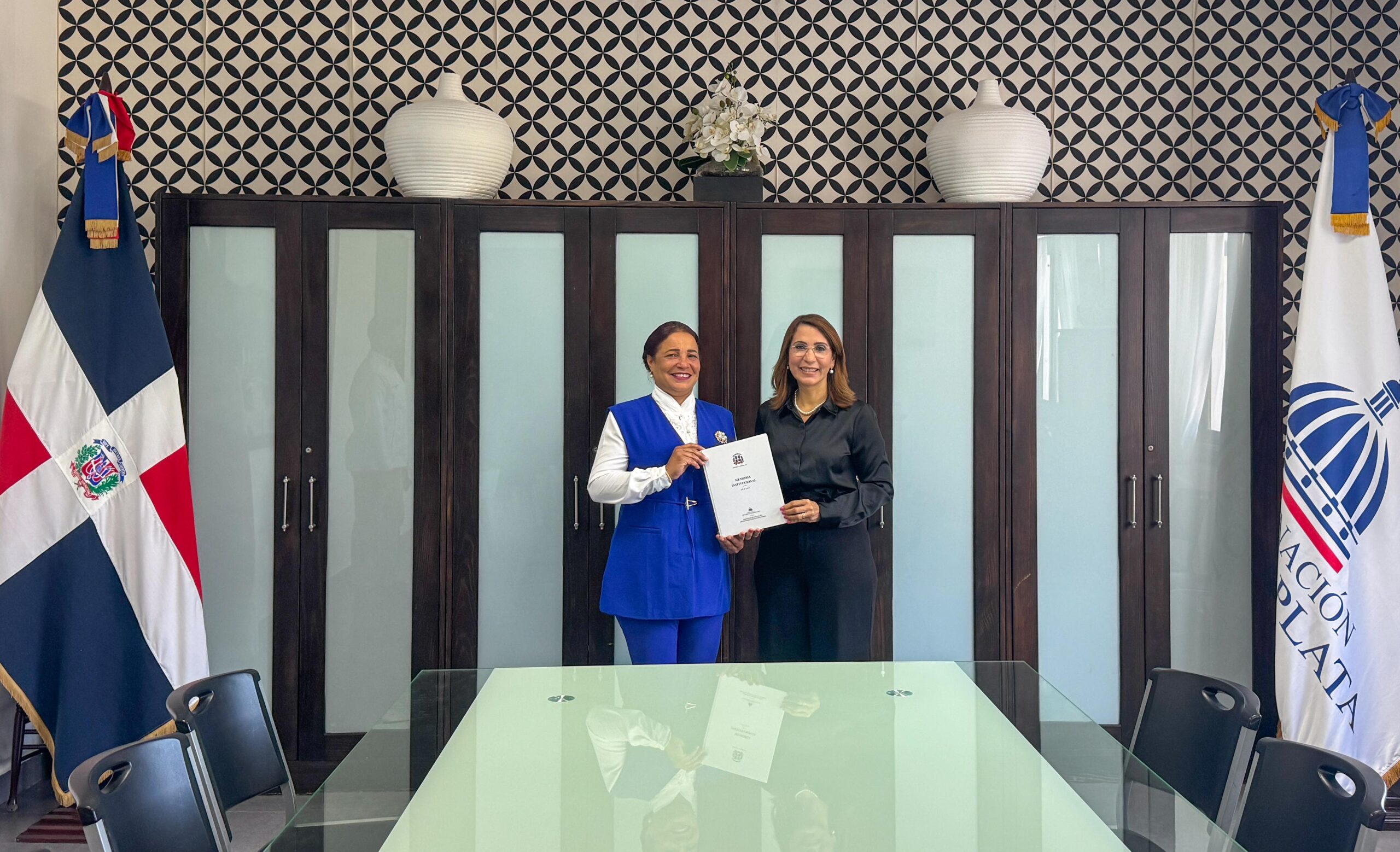 Gobernadora Claritza Rochtte recibe memoria institucional del Distrito Educativo 11-04