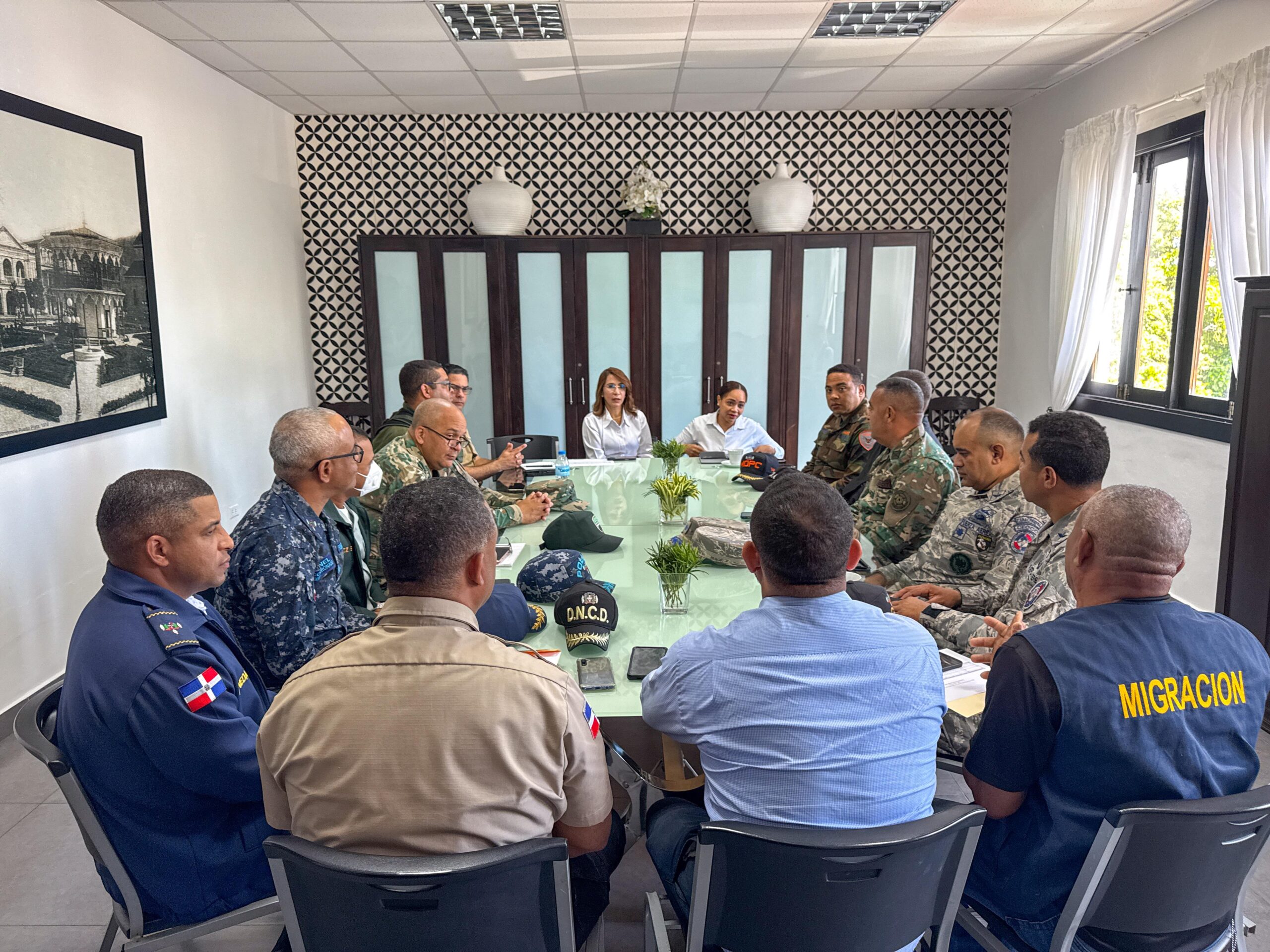 Claritza Rochtte encabeza reunión clave para fortalecer la seguridad en Puerto Plata