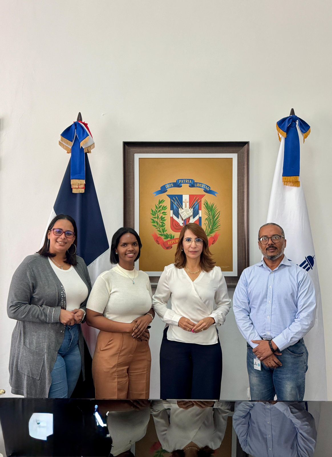 Comisión del Ministerio de la Presidencia se reúne con la gobernadora para entrega técnica del PMOT