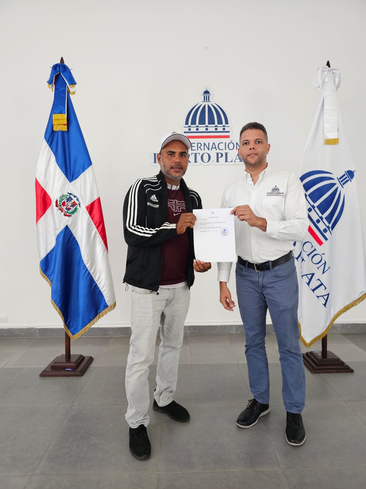 Gobernación de Puerto Plata entrega ayudas a familias afectadas por incendios