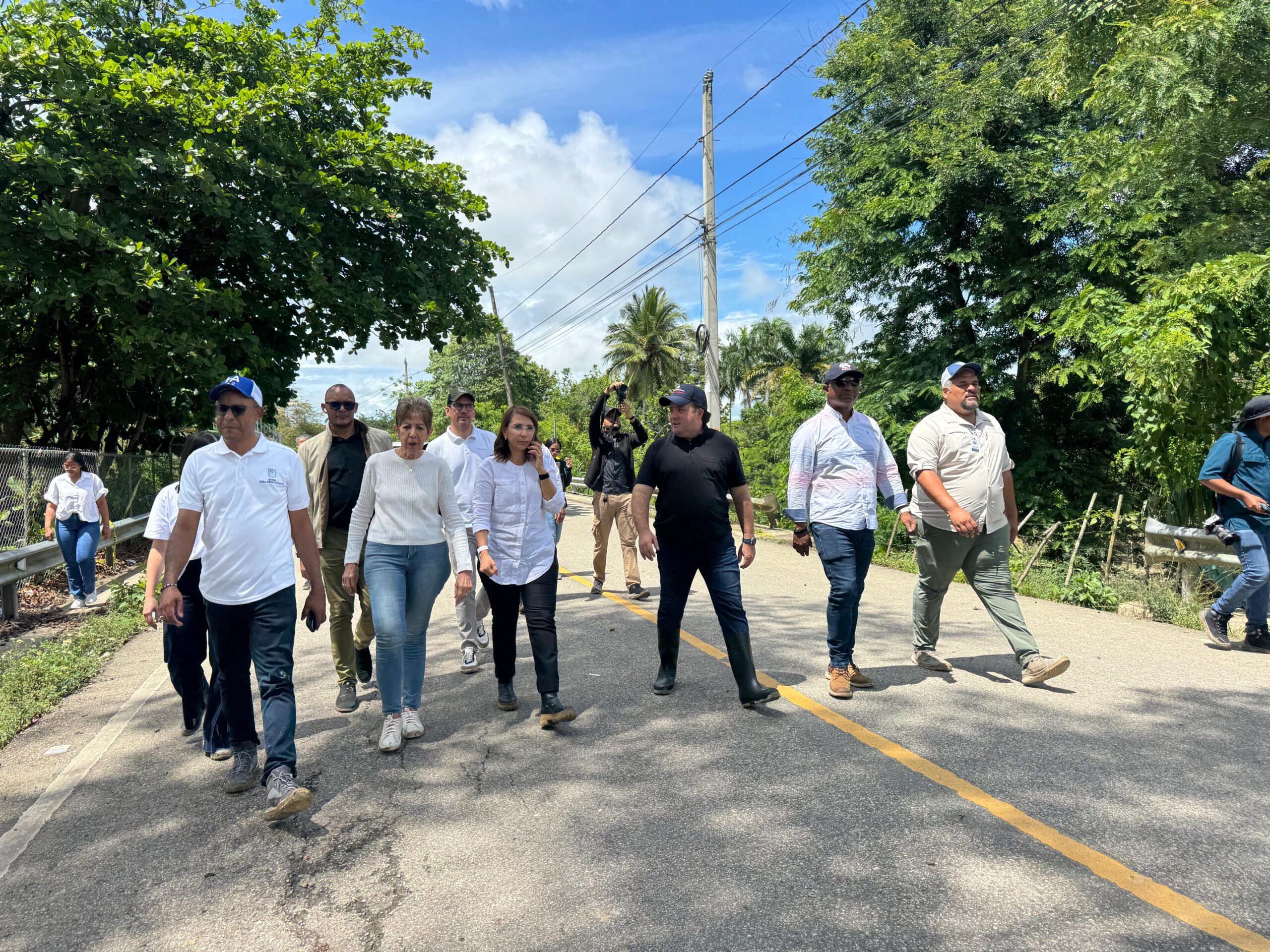 Gobernadora Claritza Rochtte encabeza recorrido en comunidad de Camú tras crecida del río Camú