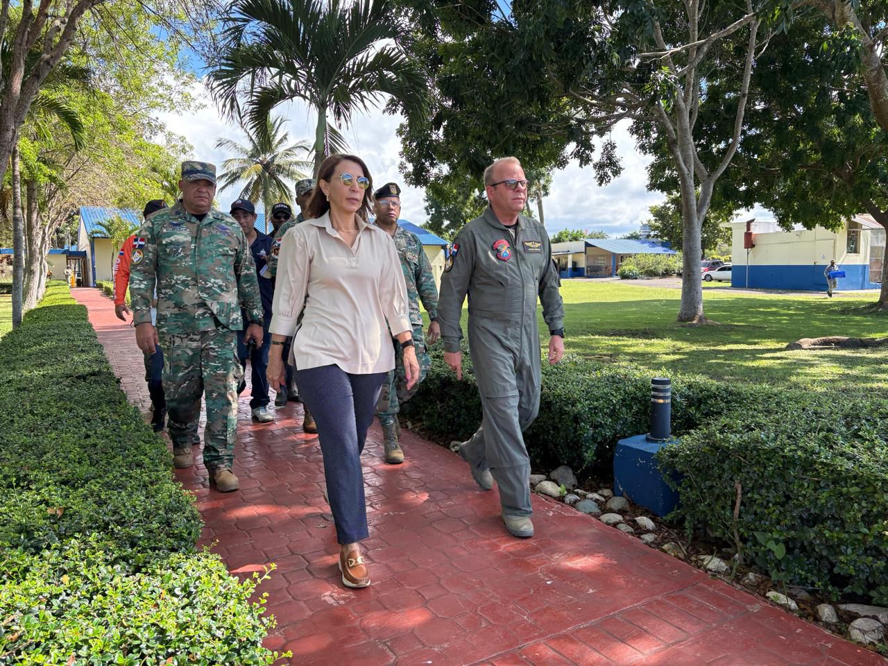 Gobernadora Claritza Rochtte entrega electrodomésticos en Yásica Arriba a personas afectadas por las intensas lluvias