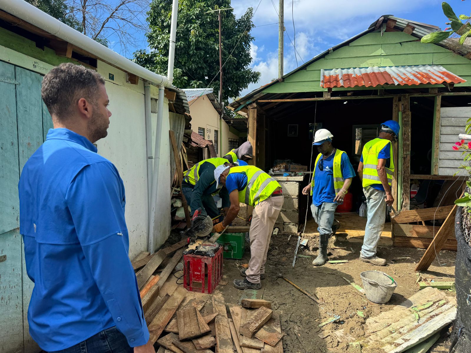 Gobernadora Claritza Rochtte y MIVED supervisan reparaciones de viviendas en Montellano