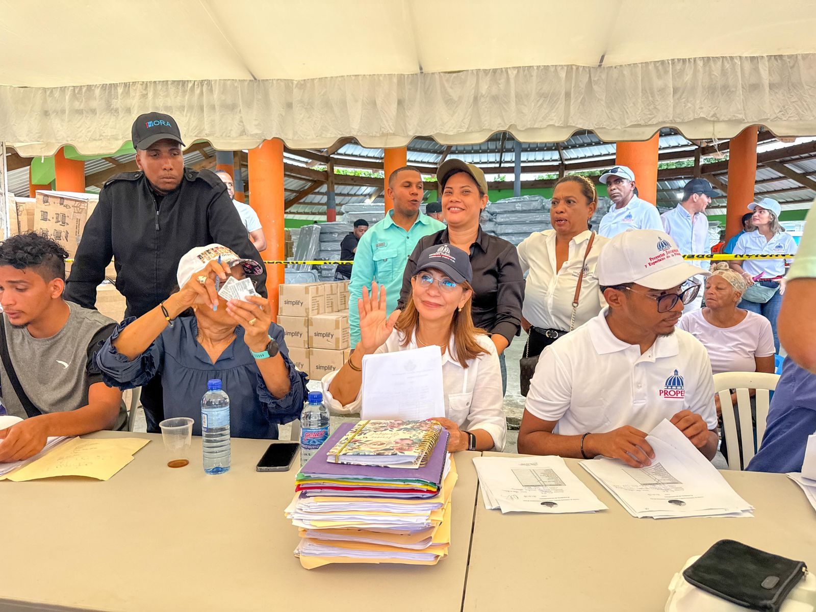 Gobernadora Claritza Rochtte encabeza entrega de ayuda tras daños por lluvias en Montellano