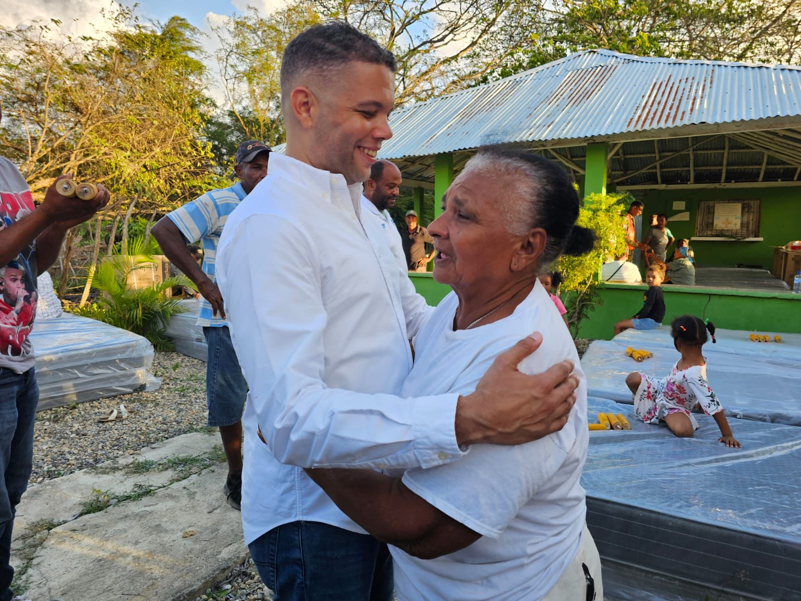 Gobernación de Puerto Plata entrega ayudas a Familias afectadas por las Lluvias en Luperón