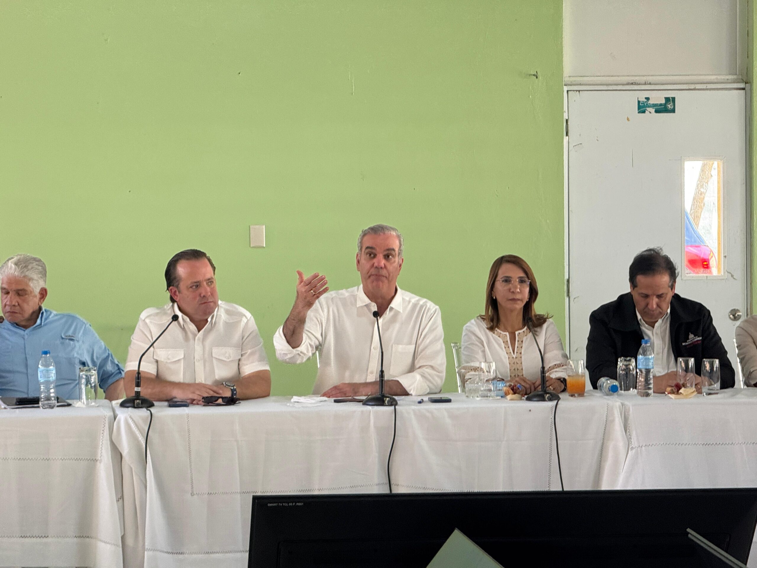 Gobernadora Claritza Rochtte acompaña al presidente Luis Abinader en recorrido por zonas afectadas de Montellano