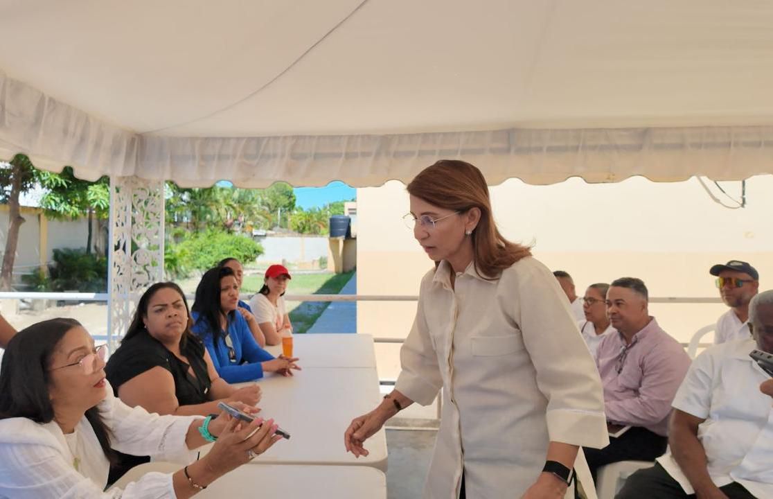 Familias de Villa Montellano reciben apoyo del Gobierno Central con electrodomésticos y alimentos