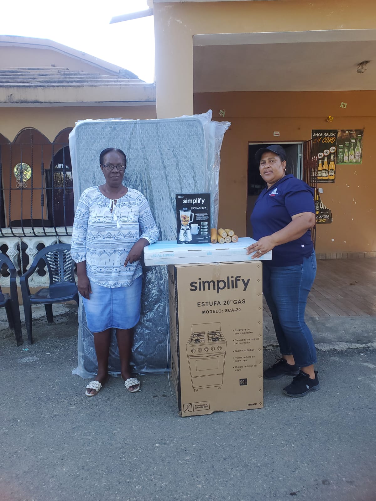 Gobernación de Puerto Plata entrega ayudas a familias afectadas por lluvias en Muñoz