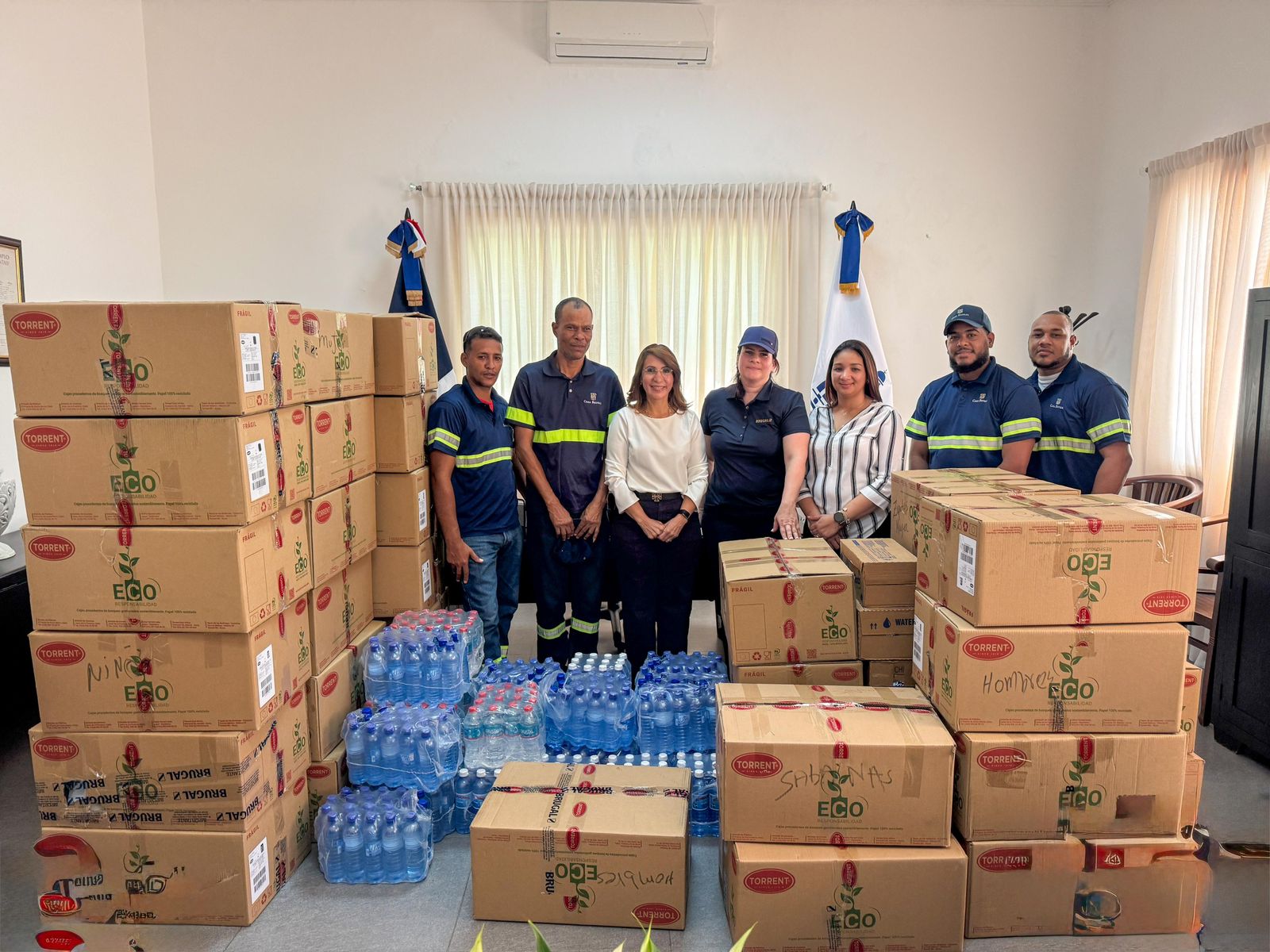 Gobernadora Claritza Rochtte recibe donación de Compañía Brugal para afectados por lluvias