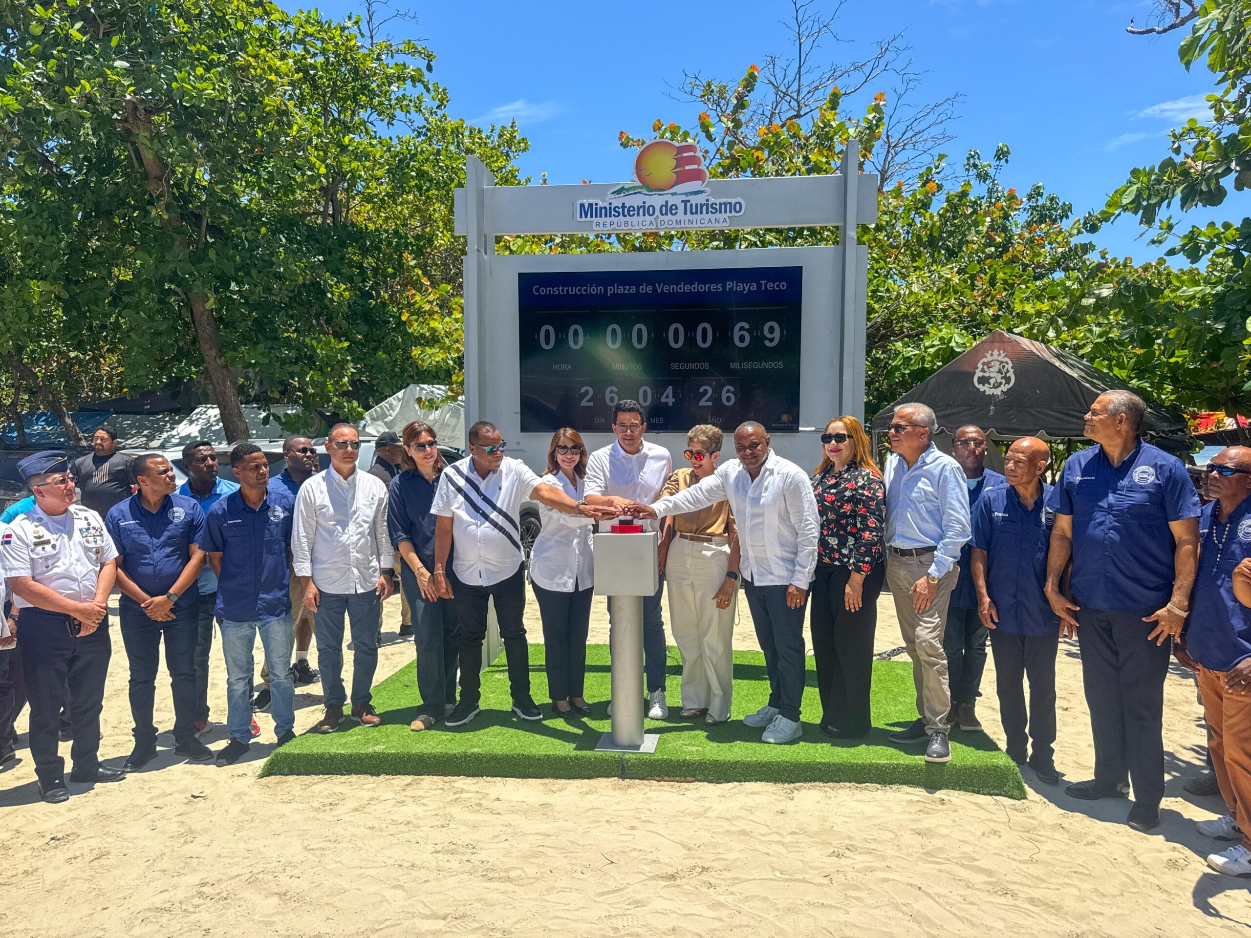 Gobernadora Claritza Rochtte acompaña a David Collado en inicio de obra en playa Teco