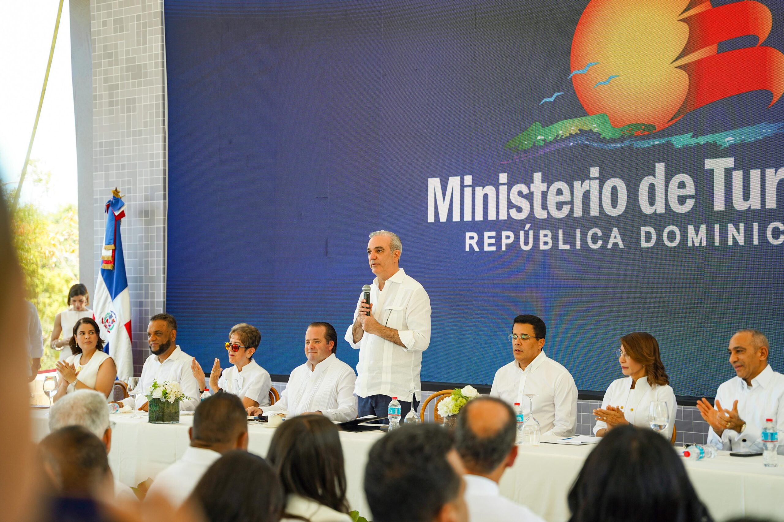 Gobernadora Claritza Rochtte participa en inauguración del remozamiento en playa Sosúa
