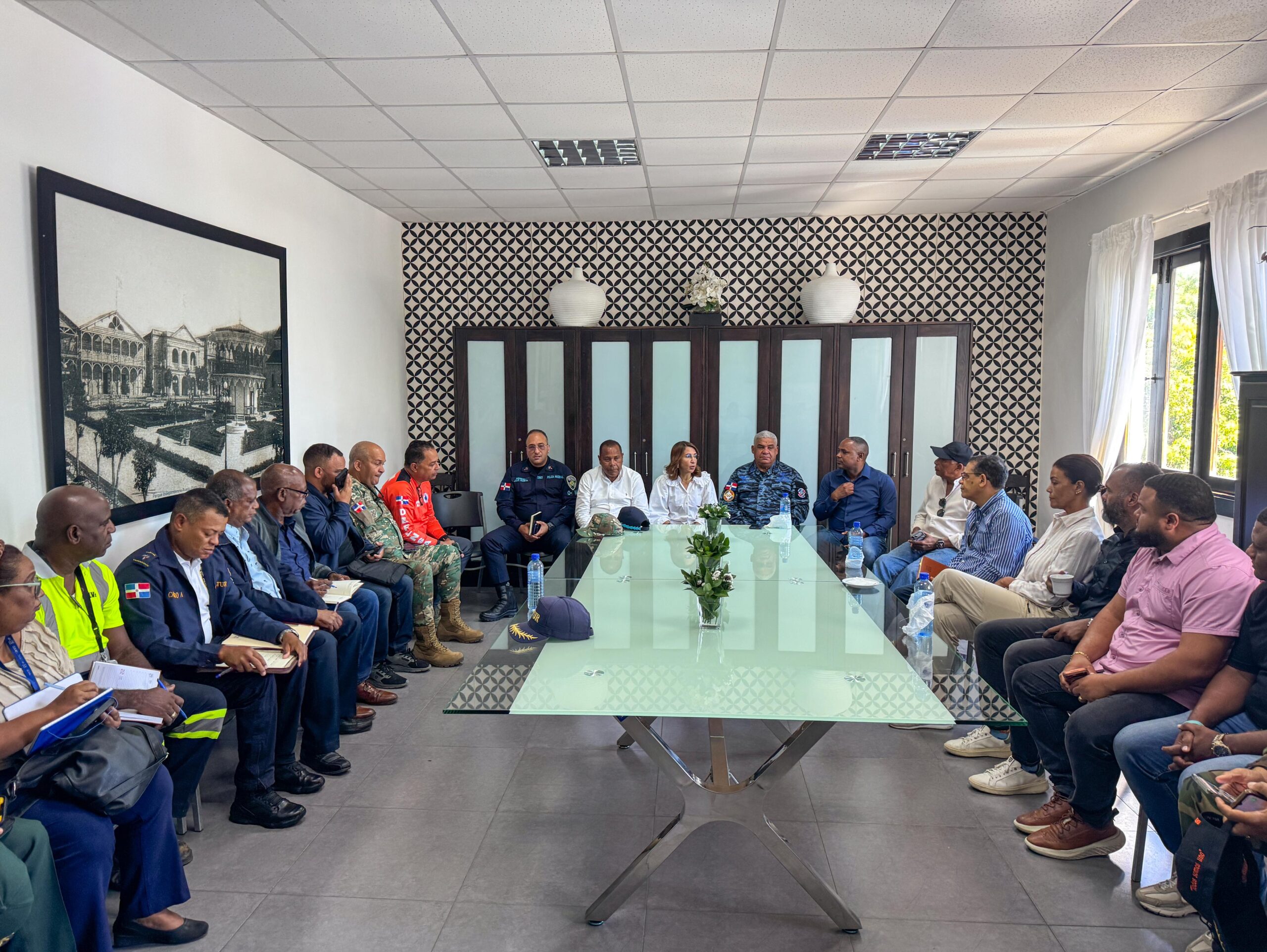 Gobernadora Claritza Rochtte encabeza reunión clave ante alerta roja en Puerto Plata