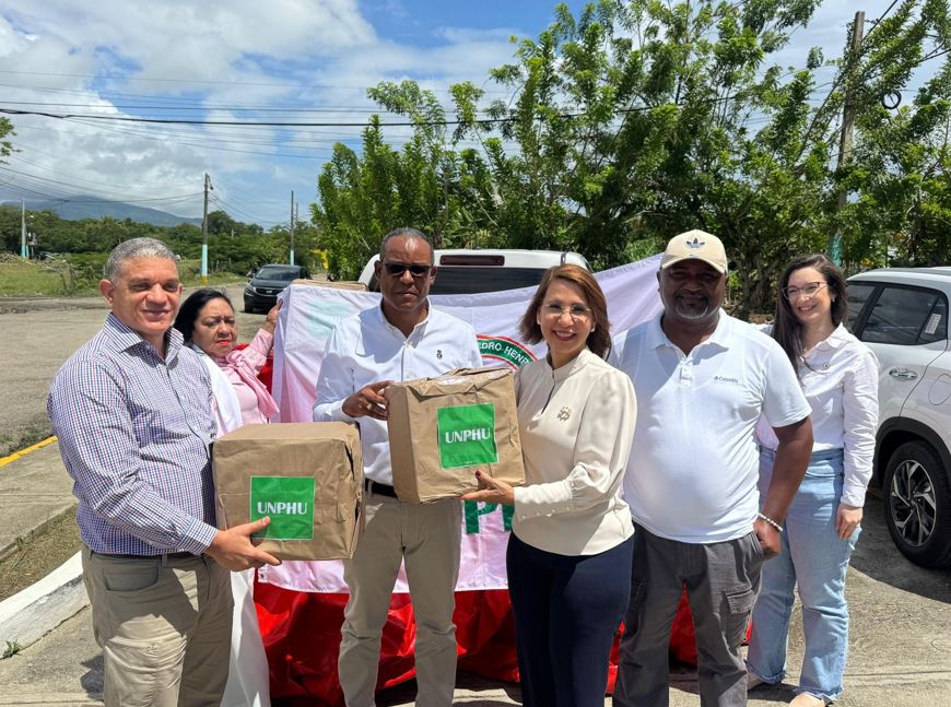 Gobernadora Claritza Rochtte recibe comisión de la UNPHU en apoyo a Villa Montellano