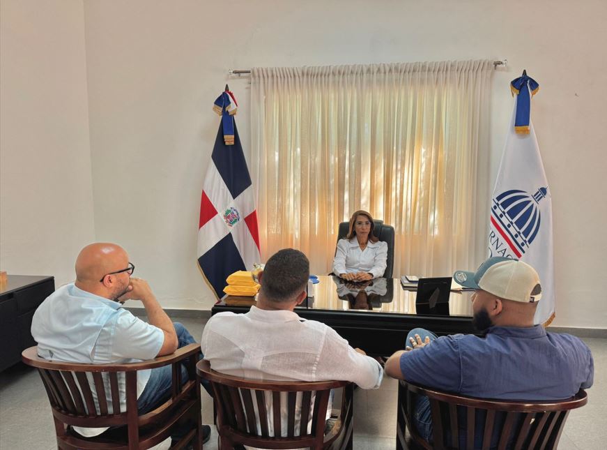 Gobernadora Rochtte coordina junto al INESPRE rutas alimentarias en Puerto Plata