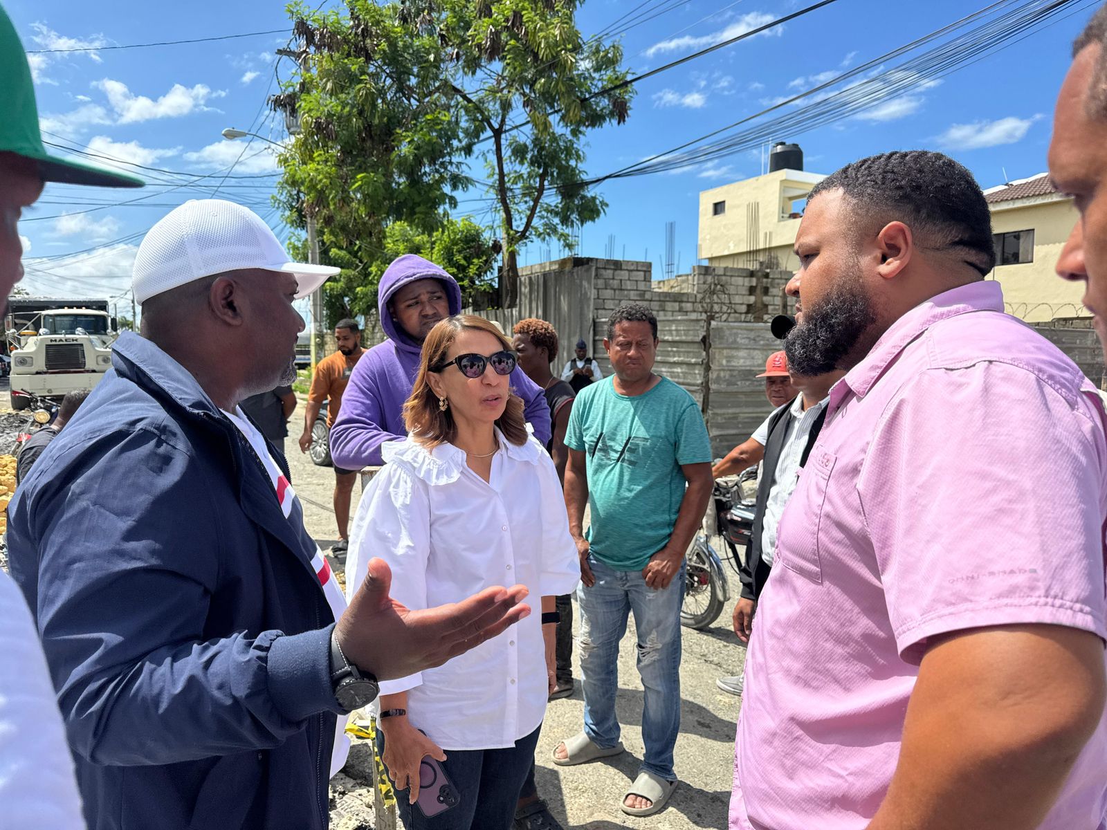 Gobernadora Claritza Rochtte supervisa obras en La Entrada de La Brisa, Montellano