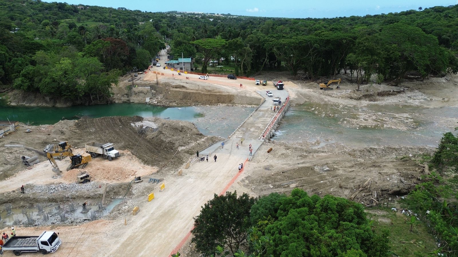Gobernadora Claritza Rochtte supervisa apertura de nuevo badén en la carretera turística Gregorio Luperón