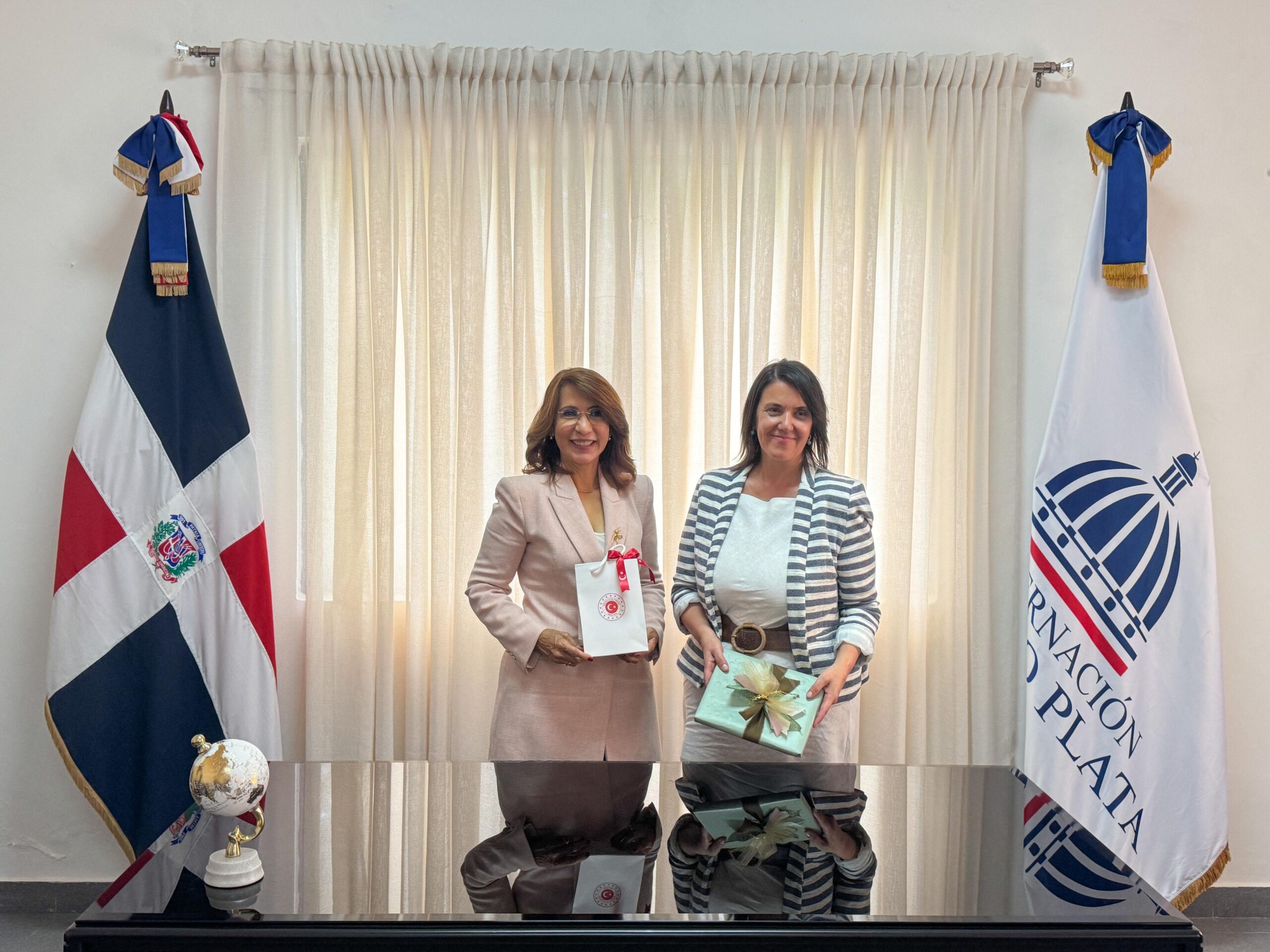 Visita de cortesía de la embajadora de Turquía a la gobernadora de Puerto Plata